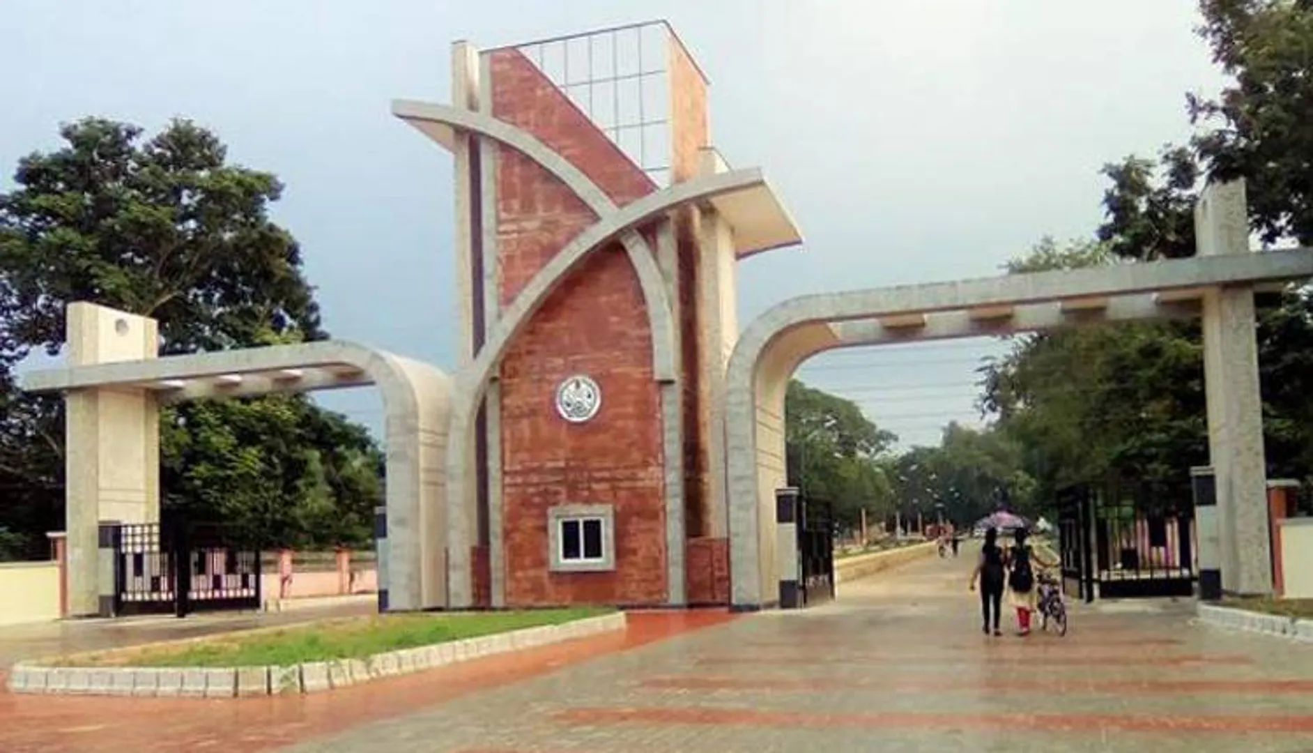 ସମ୍ବଲପୁର ଶିକ୍ଷାନୁଷ୍ଠାନ ଗଢ଼ିଛି ବହୁ ନେତା