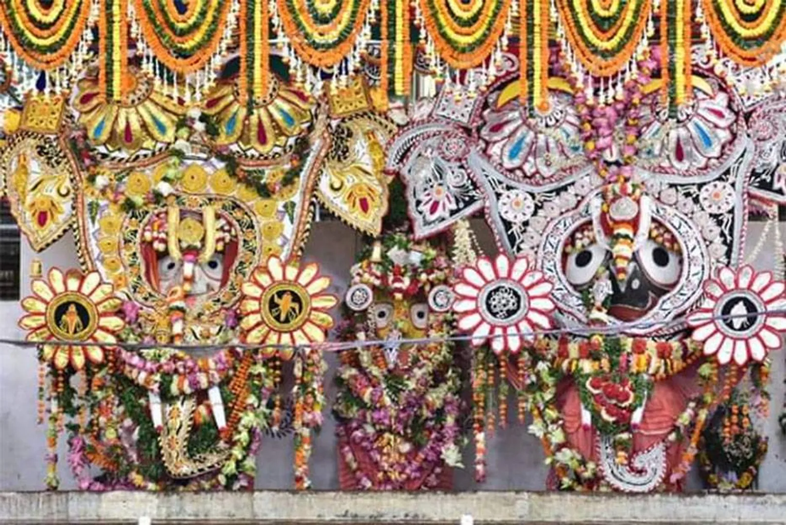 ବଡ଼ଠାକୁରଙ୍କ ଗଜବେଶକୁ ନେଇ ଚର୍ଚ୍ଚା: ହଳଦିଆ ବଦଳରେ ଲାଗିହେଲା ଧଳା ଗଜବେଶ