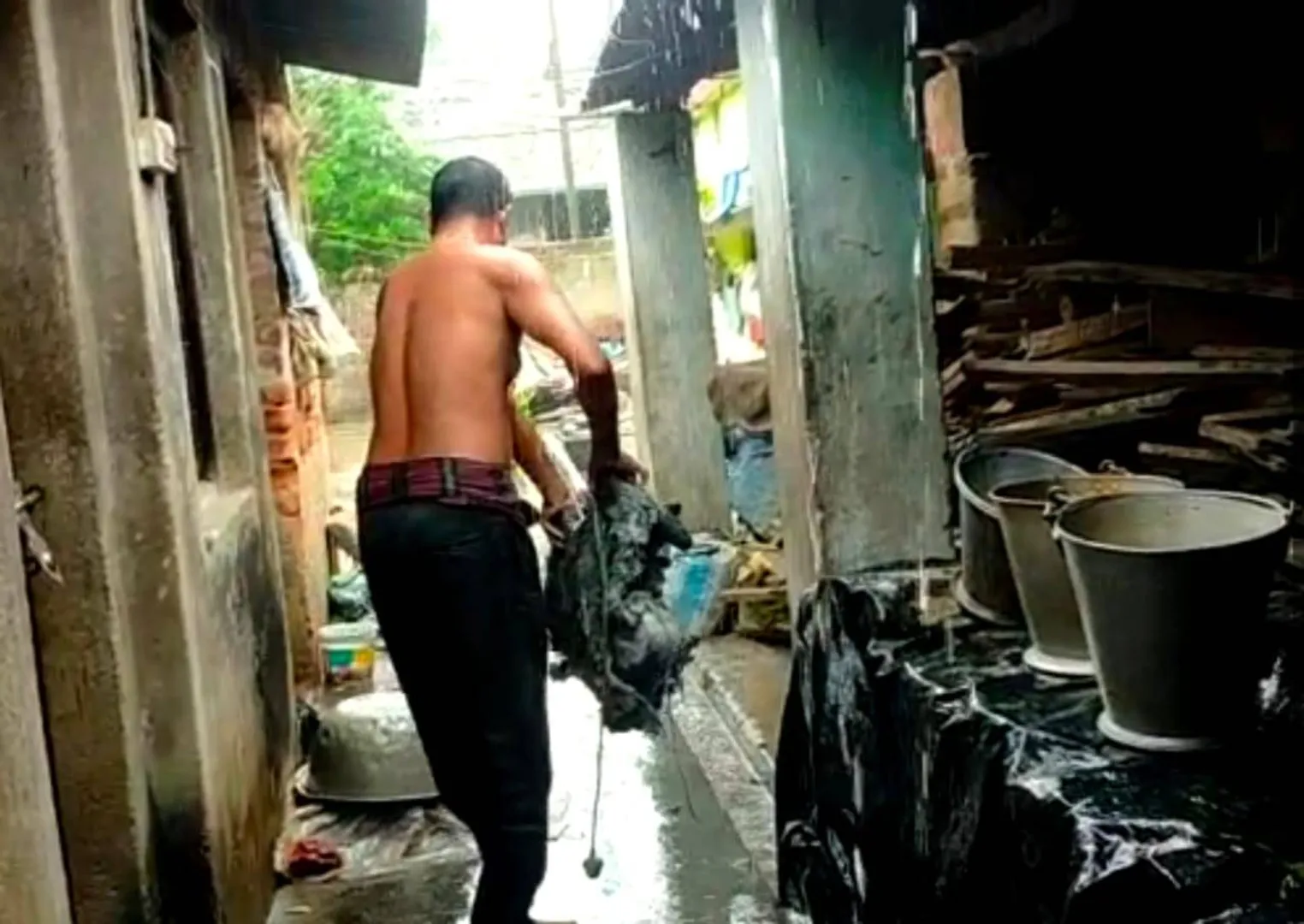 ସର୍ଟସର୍କିଟରେ ଫ୍ରିଜ୍‌ କମ୍ପ୍ରେସର ବିସ୍ଫୋରଣ; ଉଡ଼ିଲା ଘର ଆଜବେଷ୍ଟସ୍‌, ଅଳ୍ପକେ ବର୍ତ୍ତିଲେ ପରିବାରର ୨୦ରୁ ଊର୍ଦ୍ଧ୍ବ ସଦସ୍ୟ