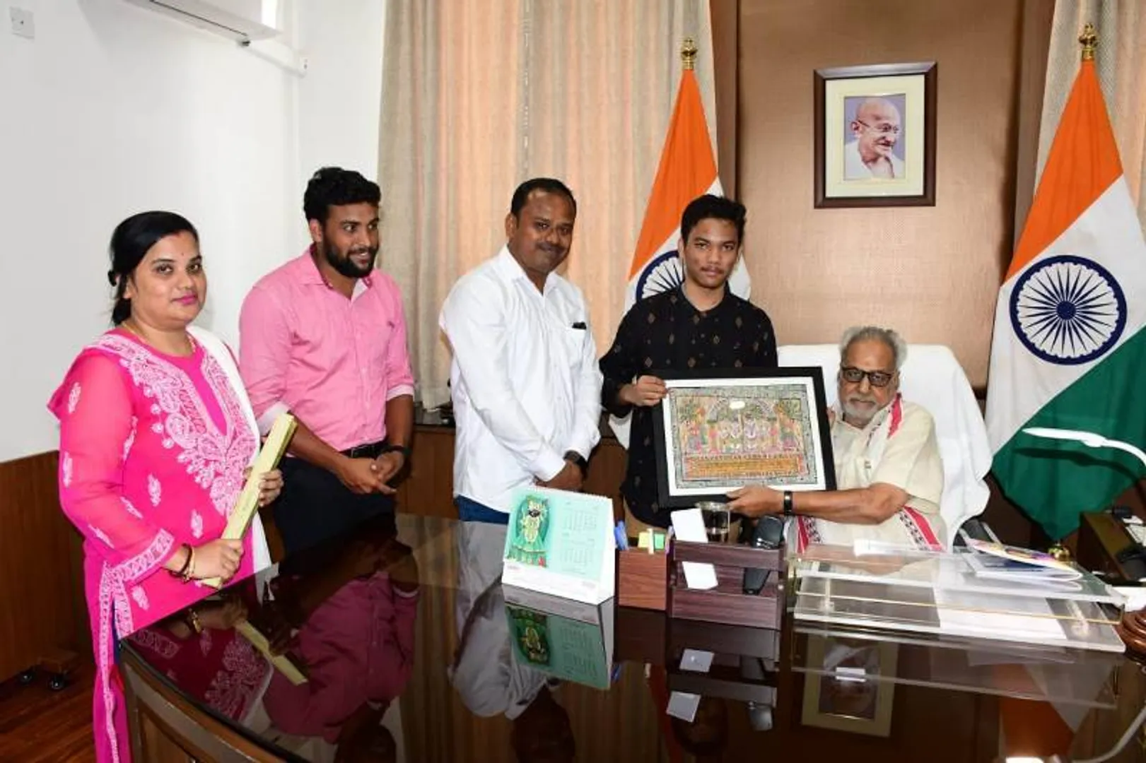 ଅନ୍ତର୍ନିହିତ ପ୍ରେରଣାରେ ଆଶୁତୋଷ ଆଙ୍କୁଛନ୍ତି ତାଳପତ୍ର ଓ ପଟ୍ଟଚିତ୍ର