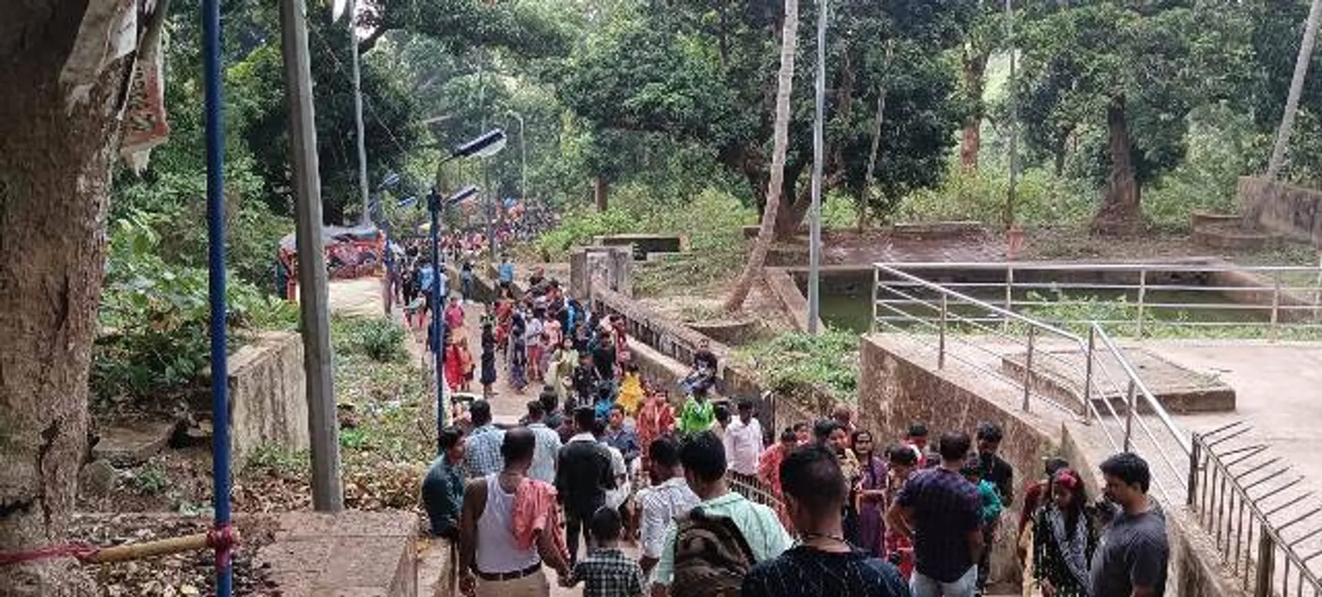 ବରୁଣେଇ-କରୁଣେଇ ପୀଠରେ ରଜ ମେଳା: ଗ୍ରୀଷ୍ମ ପ୍ରବାହ ସତ୍ୱେ ବରୁଣେଇଙ୍କ ଚନ୍ଦନମାଖି ରୂପ ଦେଖିବାକୁ ଶ୍ରଦ୍ଧାଳୁଙ୍କ ଭିଡ଼