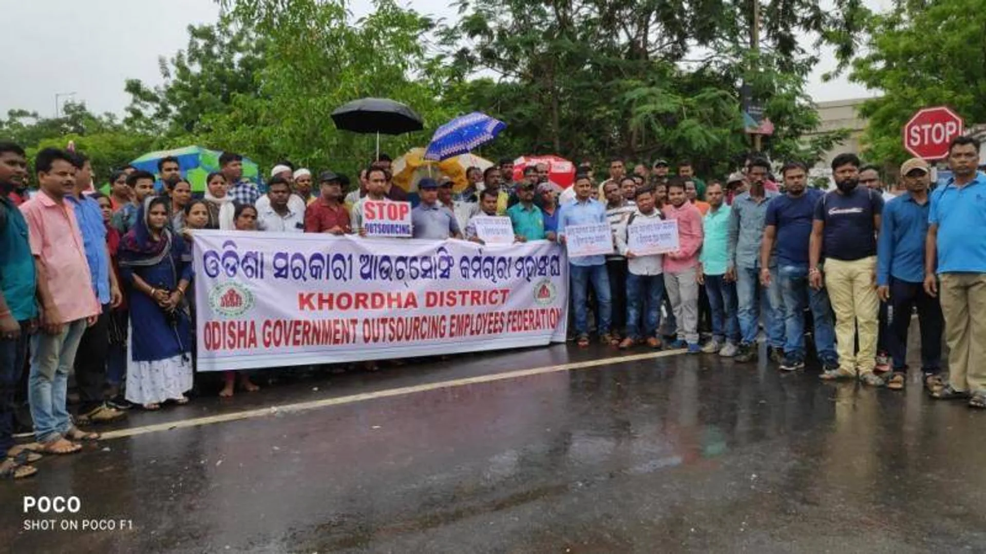 ବାହ୍ୟଠିକା କର୍ମଚାରୀଙ୍କ ବିକ୍ଷୋଭ ଓ ଦାବିପତ୍ର ପ୍ରଦାନ