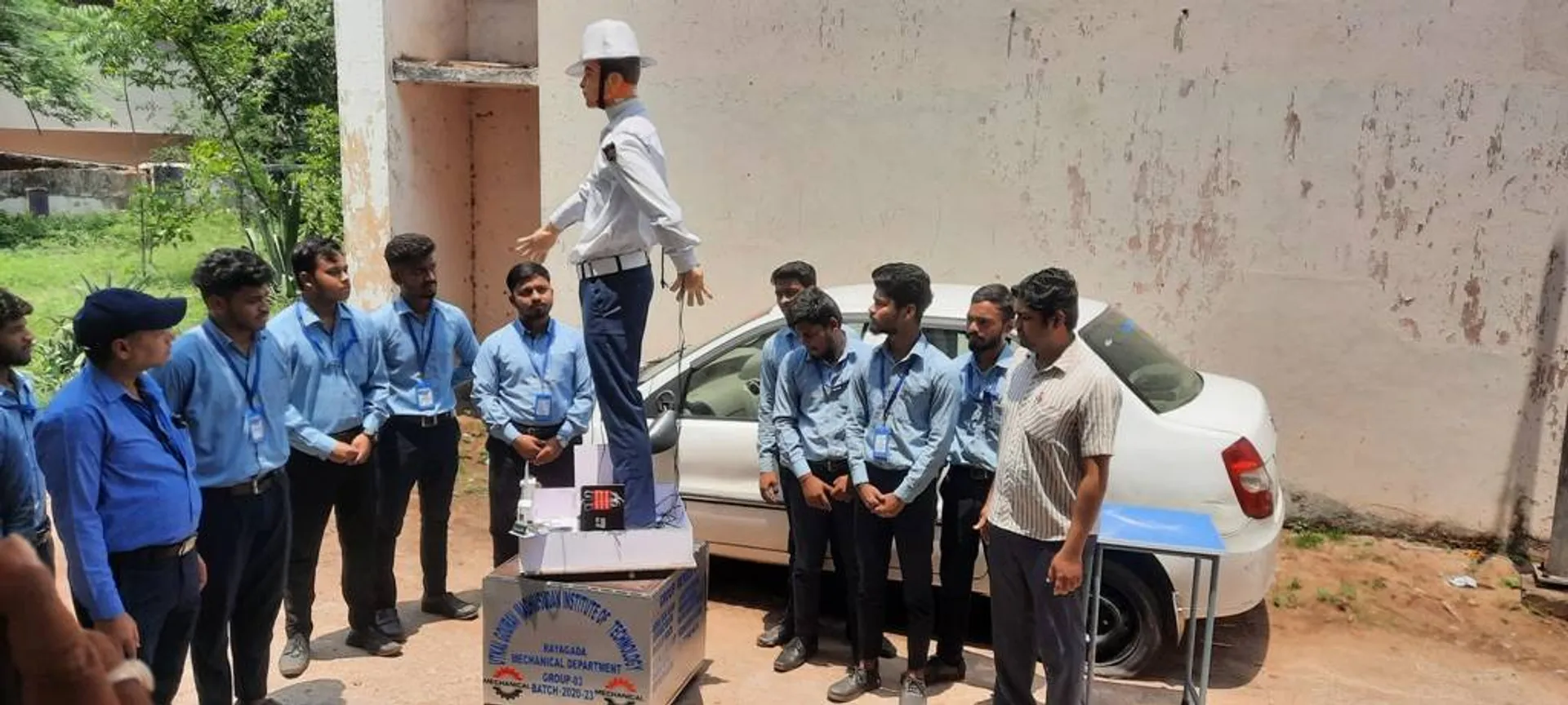 ମେକାନିକ ଛାତ୍ରଙ୍କ ଦ୍ବାରା ଟ୍ରାଫିକ ରୋବଟ, ଡ୍ରୋନ ଓ ହାଇବ୍ରିଡ କାର ପ୍ରସ୍ତୁତ