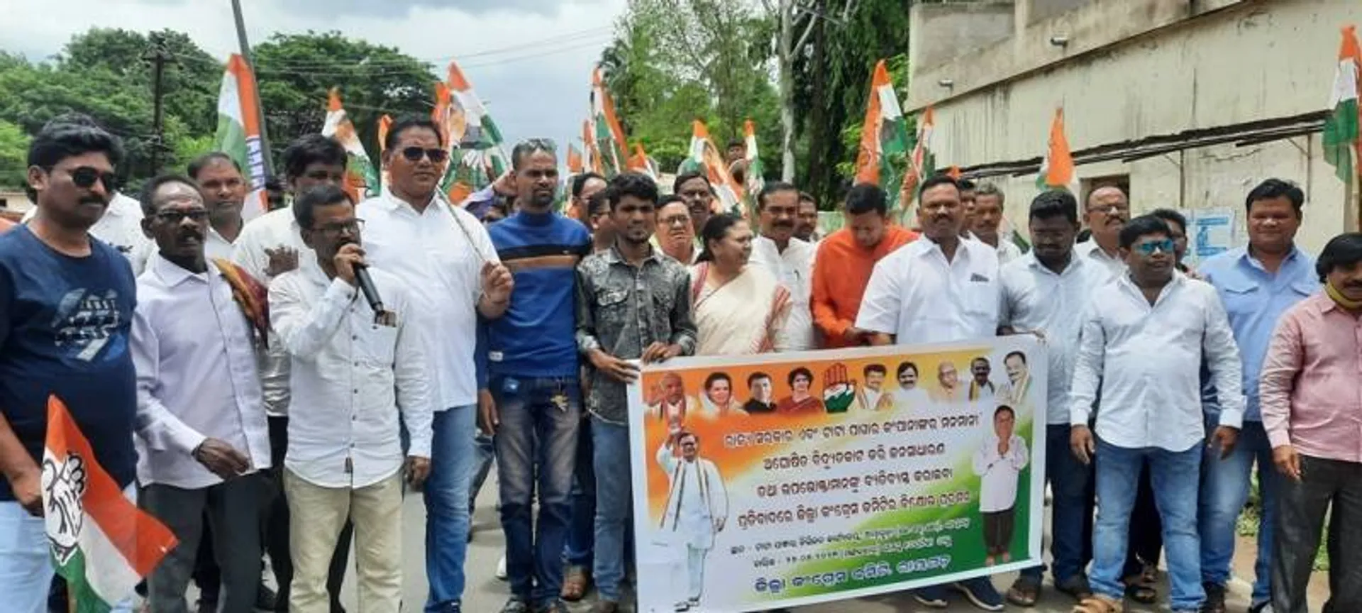 ବିଦ୍ୟୁତ ନିର୍ବାହୀ ଯନ୍ତ୍ରୀଙ୍କ କାର୍ଯ୍ୟାଳୟ ଘେରିଲେ କଂଗ୍ରେସ କର୍ମୀ