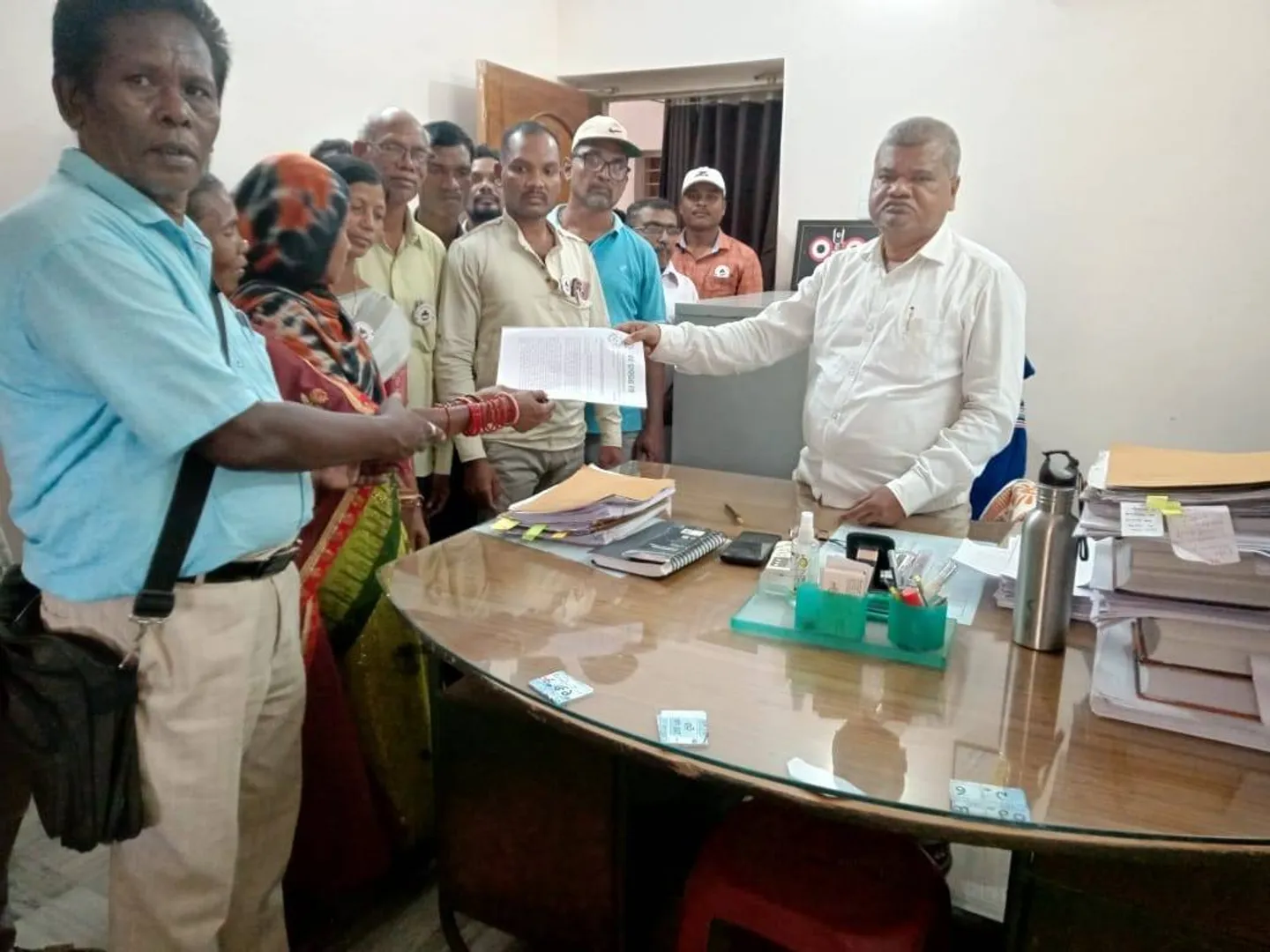 ପକ୍କା ରାସ୍ତା ନିର୍ମାଣ ଦାବି ନେଇ ଜିଲ୍ଲାପାଳଙ୍କୁ ଭେଟିଲେ ଗ୍ରାମବାସୀ