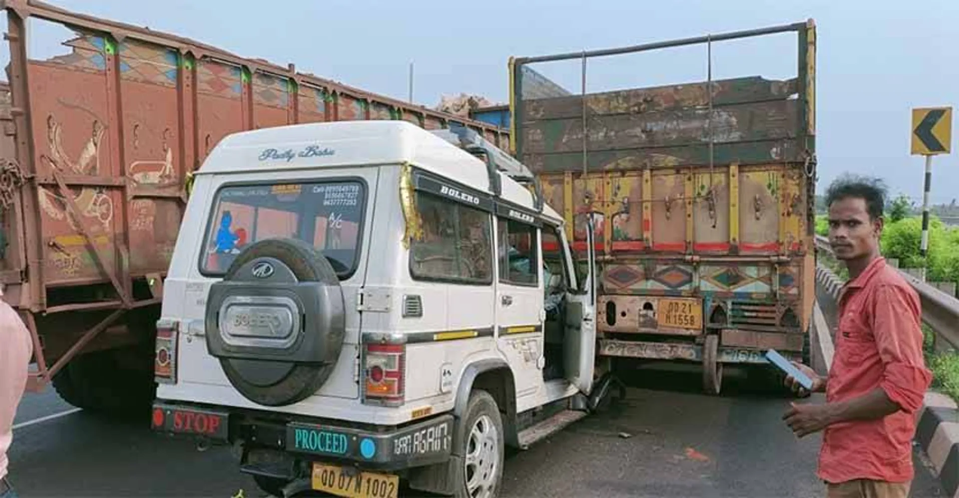 ଟ୍ରକ ପଛରେ ପିଟି​ଲା ବୋଲେରୋ, ୮ ଆହତ