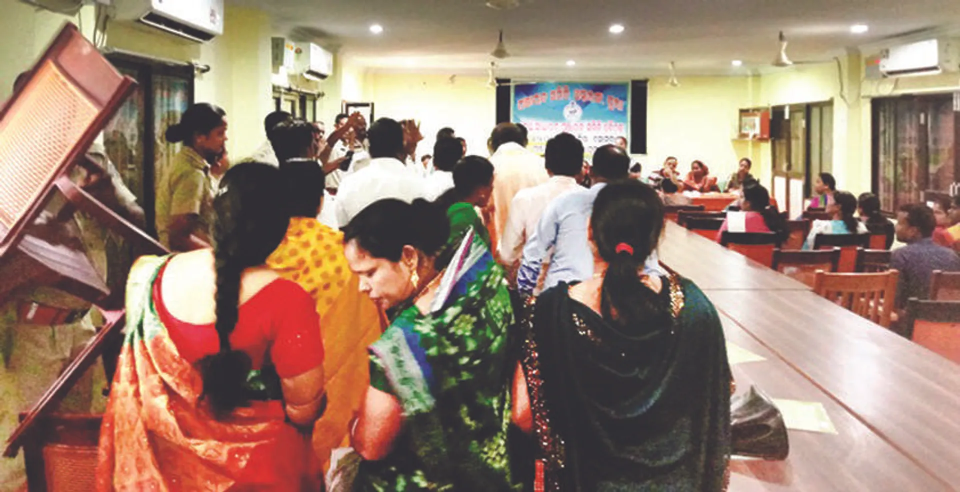 ଅସ୍ତରଙ୍ଗ ପଞ୍ଚାୟତ ସମିତି ବୈଠକ: ମନ୍ତ୍ରୀଙ୍କ ଉପସ୍ଥିତିରେ ଚୌକି ଫିଙ୍ଗାଫୋପଡ଼ା