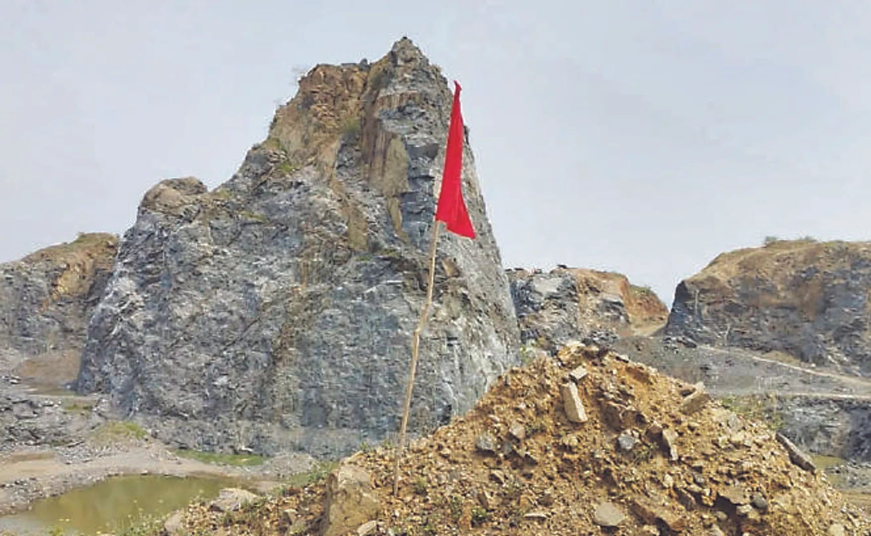 ନାଲି ପତାକାର ଖେଳ : ମିଳିମିଶି ଲୁଟିବେ କଳାପଥର; ପଦାରେ ପଡ଼ିଲେ ଲୁଟେରା ଦାୟୀ