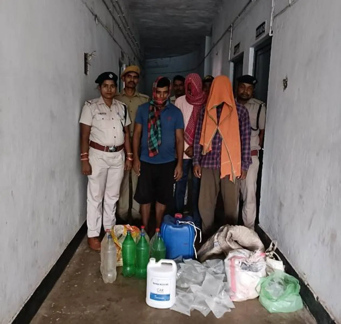 ତିନି ପୃଥକ ମାମଲାରେ ତିନି ଗିରଫ, ୮୫ ଲିଟର ମଦ ଜବତ