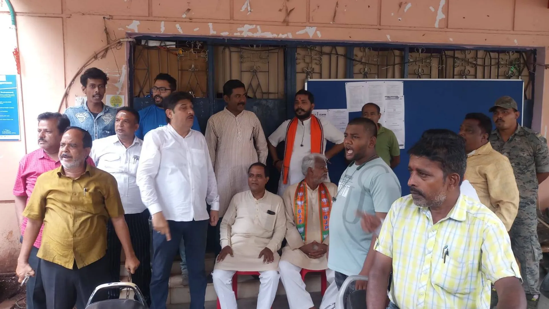 ଅଘୋଷିତ ବିଦ୍ୟୁତକାଟର ପ୍ରତିବାଦ: ଢେଙ୍କାନାଳରେ ଟିପିସିଓଡିଏଲ ନିର୍ବାହୀ ଯନ୍ତ୍ରୀଙ୍କ କାର୍ଯ୍ୟାଳୟରେ ତାଲା ପକାଇଲେ ବିଜେପି କର୍ମୀ