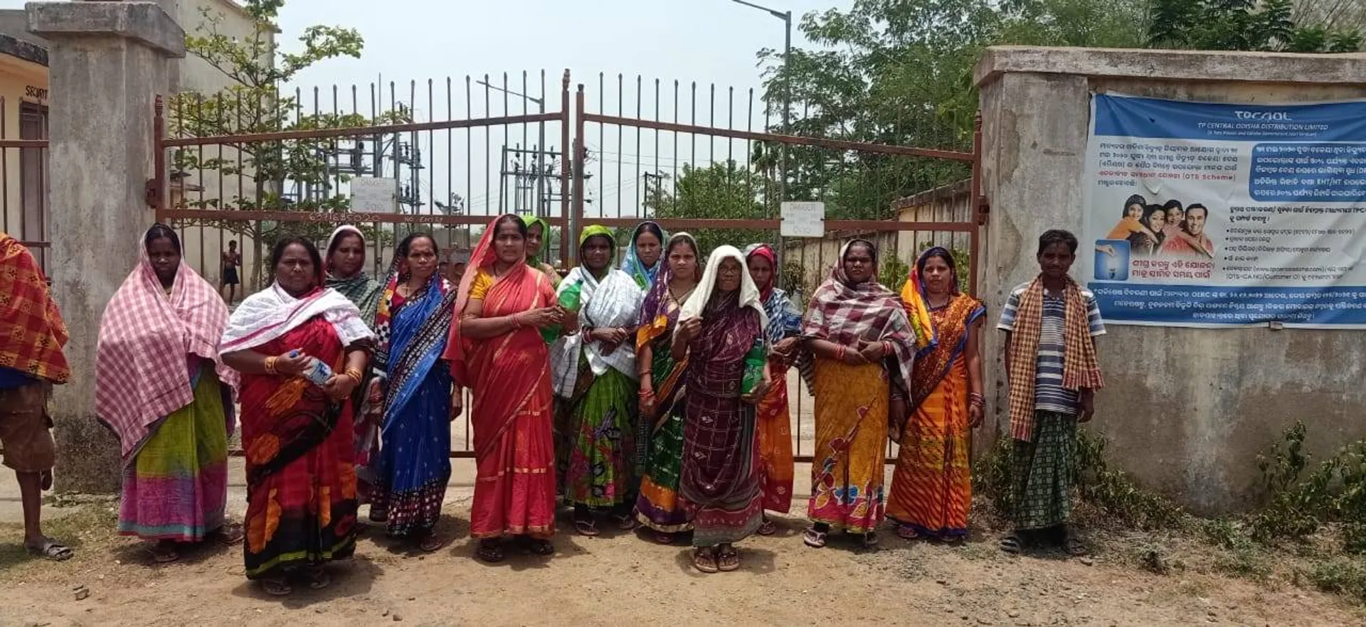 ବିଦ୍ୟୁତ୍ ଖୁଣ୍ଟ ପଡ଼ି ନାବାଳକ ଗୁରୁତର: ଚିକିତ୍ସା ଖର୍ଚ୍ଚ ବହନ କରିବା ଦାବିରେ ମହିଳାଙ୍କ ଆନ୍ଦୋଳନ