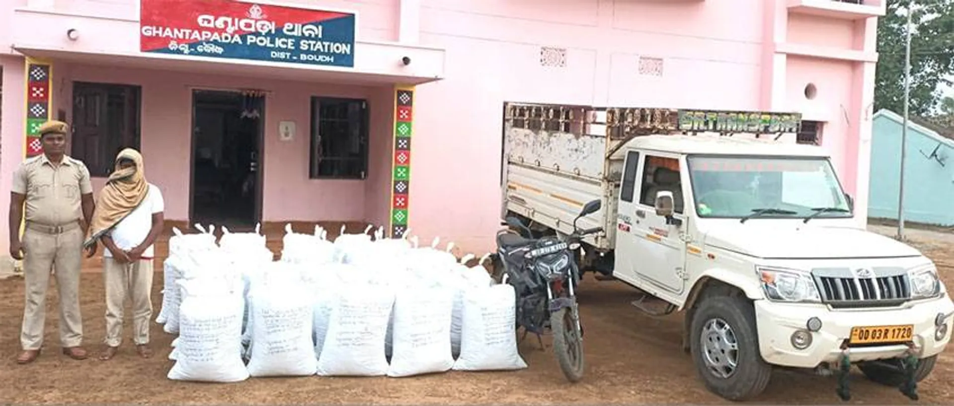 ୮ କ୍ବିଣ୍ଟାଲ ଗଞ୍ଜେଇ ସହ ପିକ୍‌ଅପ୍‌, ବାଇକ୍‌ ଜବତ: ଜଣେ ଗିରଫ
