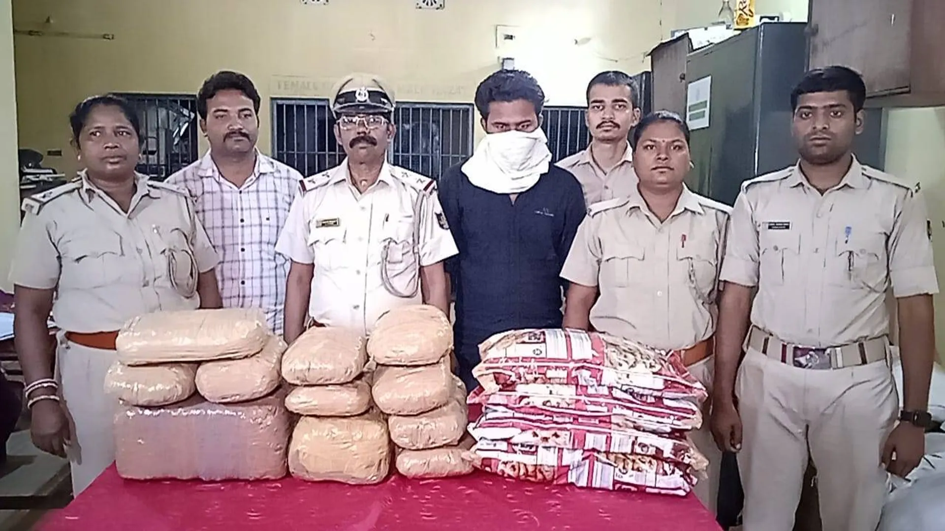 ରାଉରକେଲା ରେଳ ଷ୍ଟେସନରୁ ୨ ଲକ୍ଷ ୩୦ ହଜାର ଟଙ୍କାର ଗଞ୍ଜେଇ ଜବତ