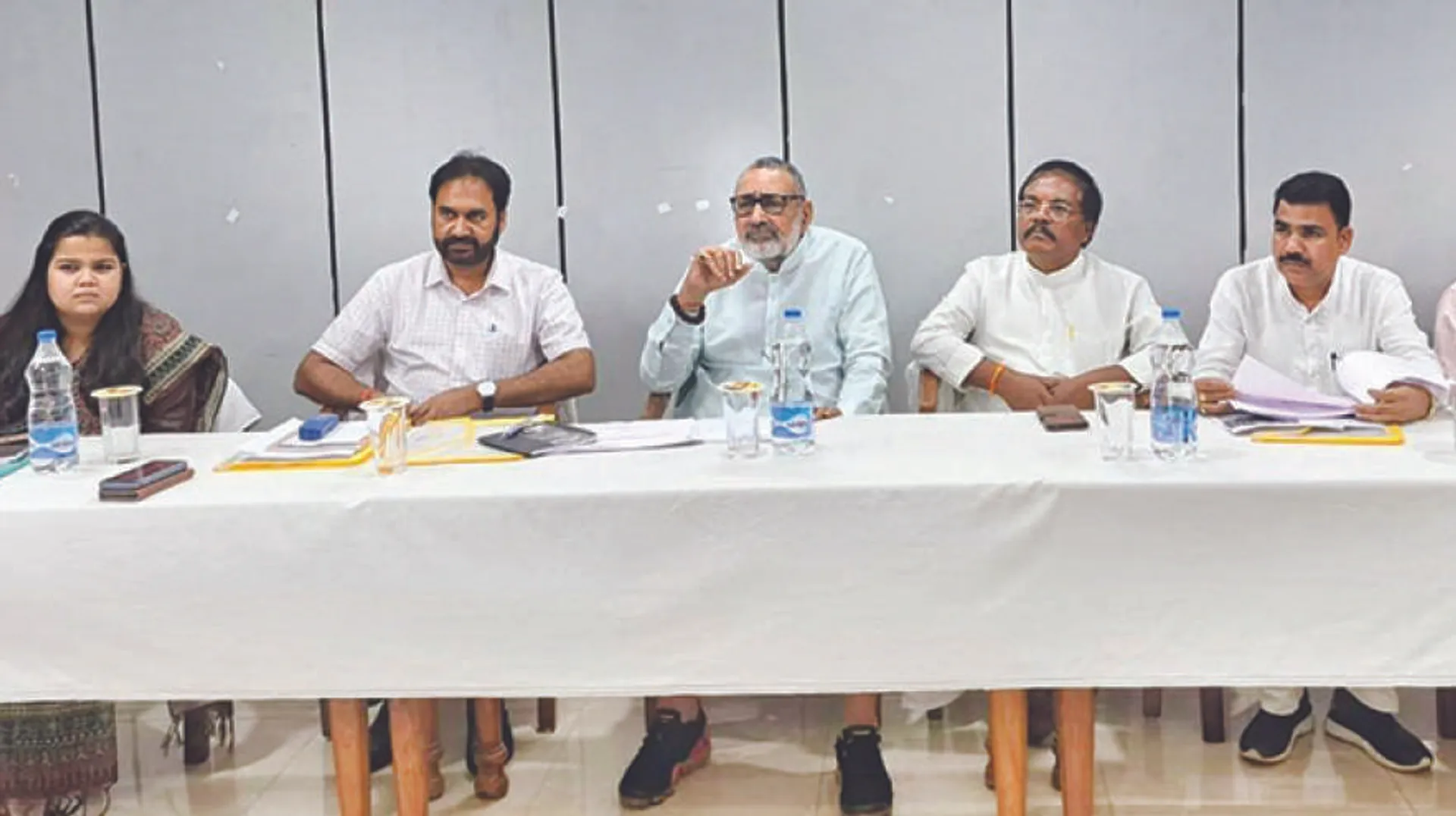 କେନ୍ଦ୍ରମନ୍ତ୍ରୀଙ୍କ ପ୍ରଶ୍ନରେ ପ୍ରଶାସନ ଚୁପ୍‌, ସମୀକ୍ଷା ବୈଠକ ଆଧାରୁ ଉଠି ଆସିଲେ