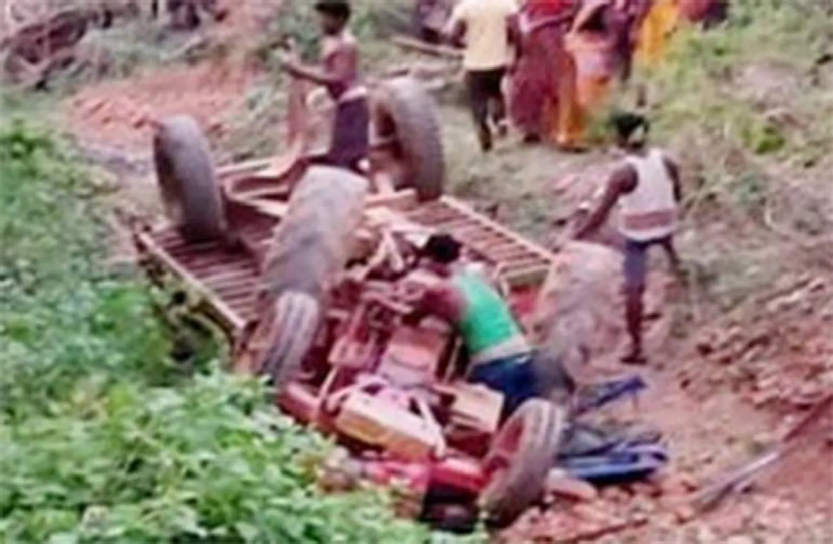 ଟ୍ରାକ୍ଟର ଓଲଟି ମହିଳା ଶ୍ରମିକ ମୃତ, ୫ ଗୁରୁତର