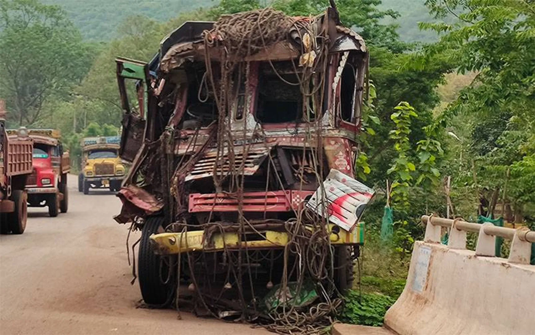 ରାସ୍ତାରୁ ହଟୁନି ଦୁର୍ଘଟଣାଗ୍ରସ୍ତ ଗାଡ଼ି