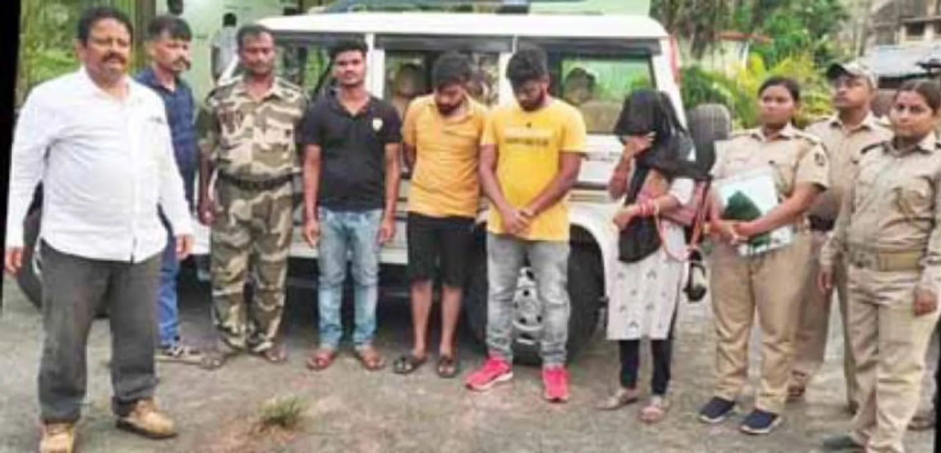 ୪ ହାତୀଦାନ୍ତ ବେପାରୀଙ୍କୁ ଗୋଡ଼ାଇ ଧରିଲା ପୁଲିସ, ଭୁବନେଶ୍ବରରୁ ବାଲେଶ୍ବରକୁ ଚାଲାଣ ହେଉଥିଲା