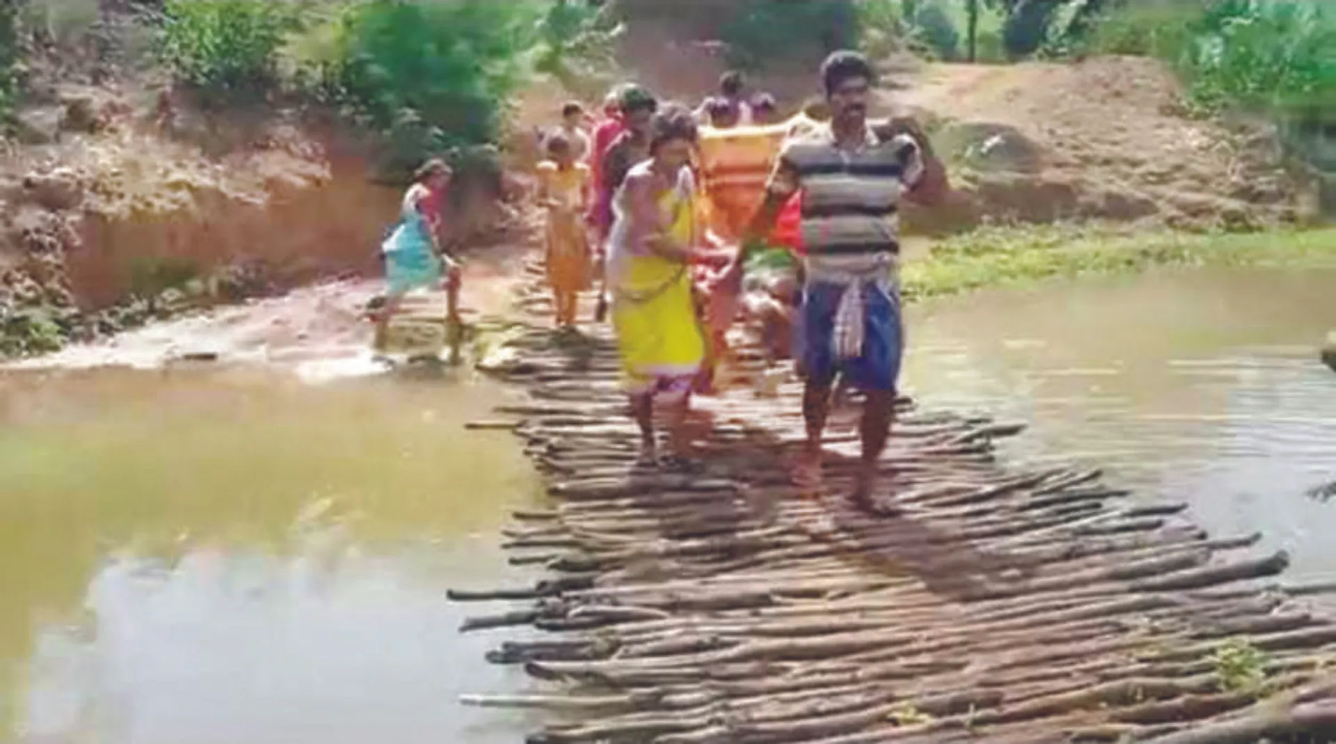 ପୁଣି ଜନନୀ ଯନ୍ତ୍ରଣା: ଖଟିଆରେ ଦେଢ଼ କିମି ବୁହାହେଲେ ଗର୍ଭବତୀ