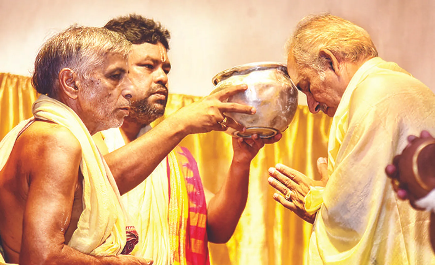 ରାଜନଅରକୁ ଖଡ଼ି ପ୍ରସାଦ ବିଜେ, ଗଜପତିଙ୍କୁ ଶ୍ରୀଅଙ୍ଗ ଲାଗି ଖଡ଼ି ପ୍ରସାଦ ସମର୍ପଣ କଲେ ସେବକ