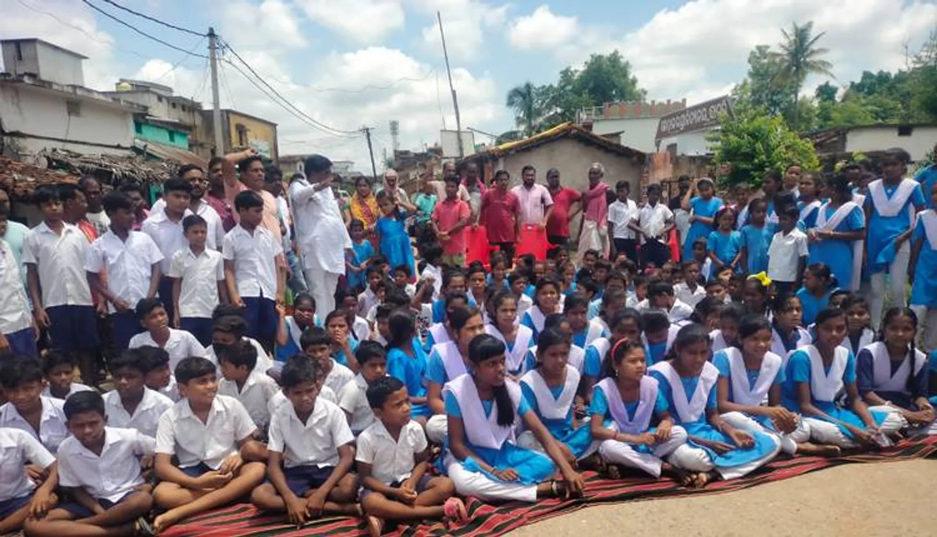 ପ୍ରଧାନଶିକ୍ଷୟିତ୍ରୀଙ୍କ ବଦଳି ବାତିଲ ଦାବି: ରାସ୍ତାରୋକ, ବିଇଓଙ୍କୁ ଦାବିପତ୍ର
