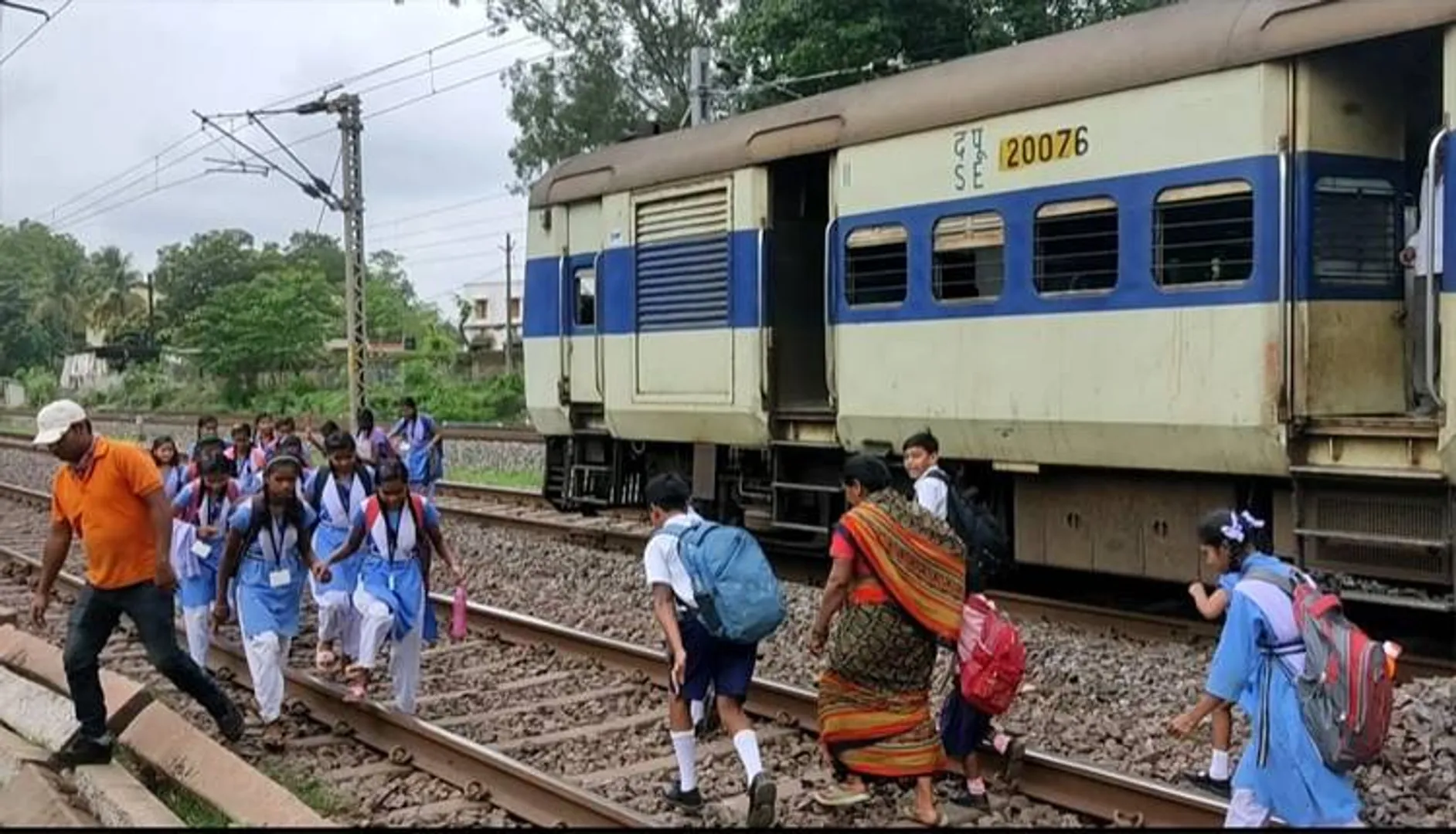 ପ୍ରେସର୍ ବେଲ୍‌ଟ ଜାମ୍, ଫାଟକରେ ଅଟକିଲା ଟ୍ରେନ୍‌