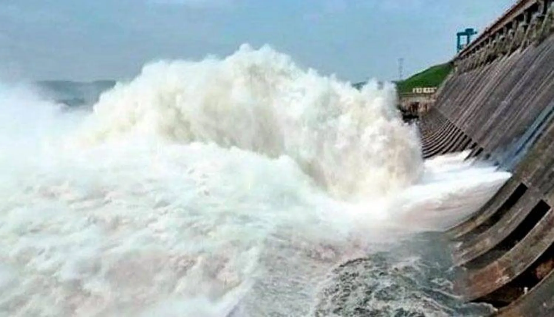 ହୀରାକୁଦ ଜଳଭଣ୍ଡାରର ୨ ଗେଟ୍‌ ଖୋଲା