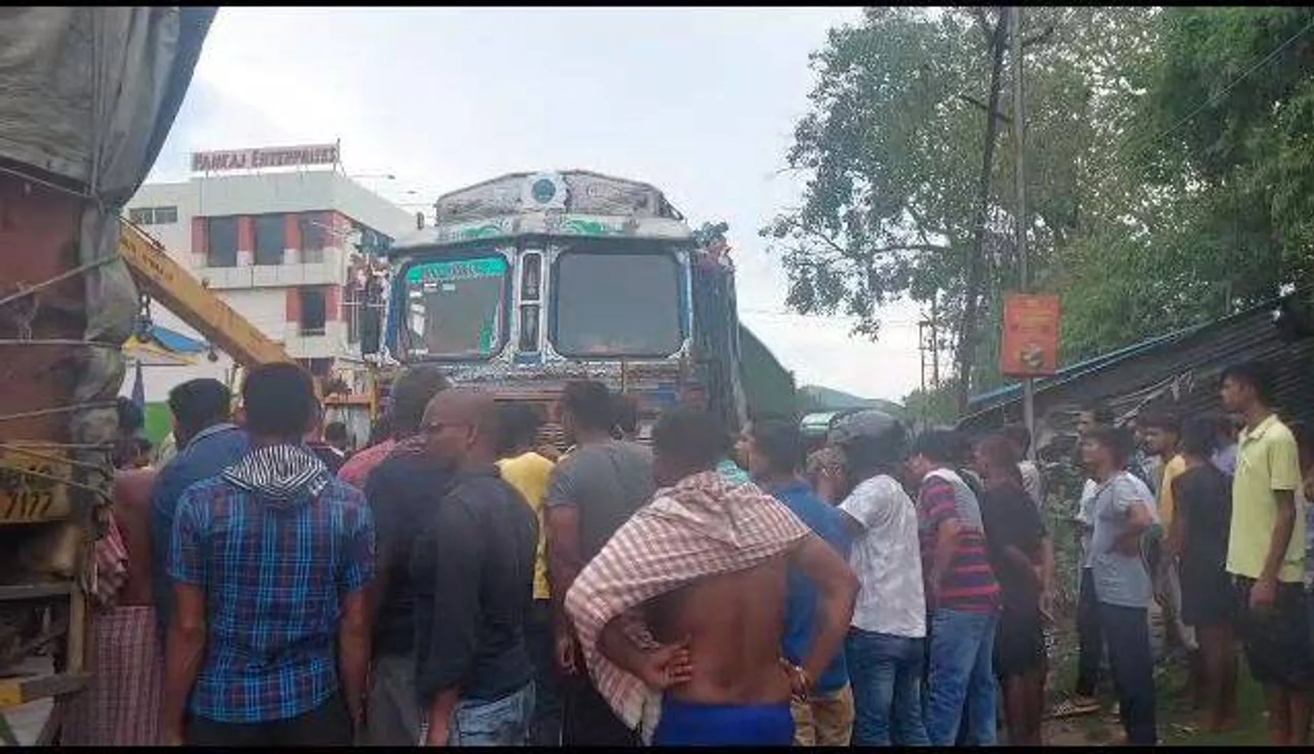 ୫୫ ନମ୍ବର ଜାତୀୟ ରାଜପଥରେ ଦୁର୍ଘଟଣା: ବାଇକ୍‌ ଆରୋହୀ ସ୍ବାମୀ-ସ୍ତ୍ରୀଙ୍କ ଉପରେ ଚଢ଼ିଗଲା ଦ୍ରୁତଗାମୀ ଟ୍ରକ୍‌