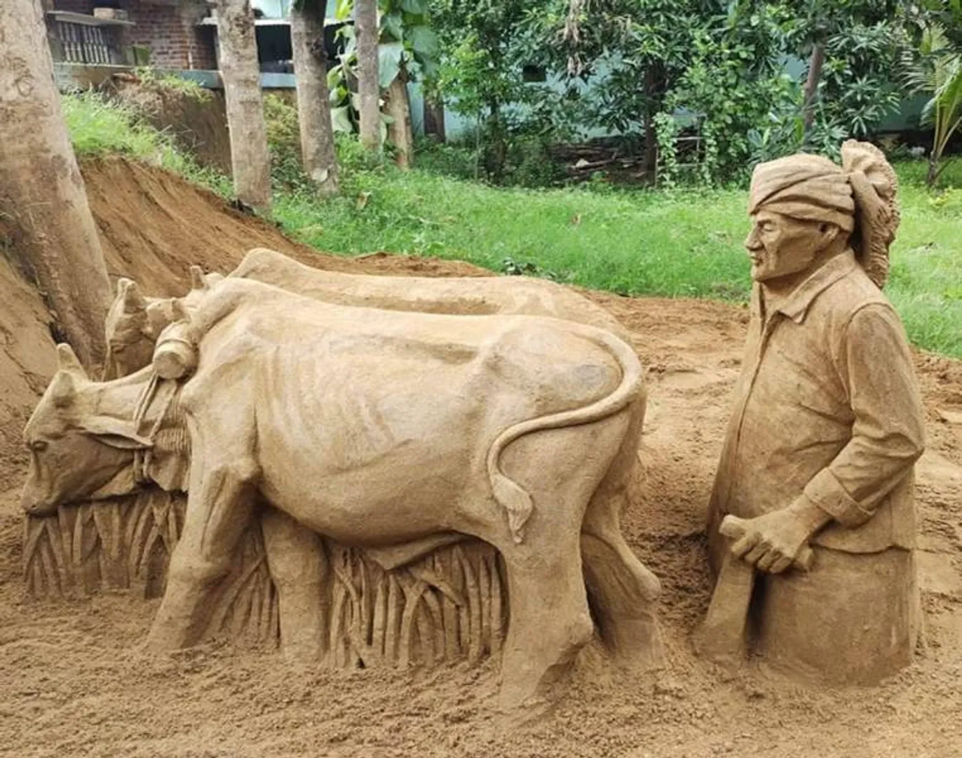 ବାଲୁକା କଳାରେ ହଳଲଙ୍ଗଳ ଗଢ଼ିଲେ ଯୁବଶିଳ୍ପୀ ଓମ ପ୍ରକାଶ