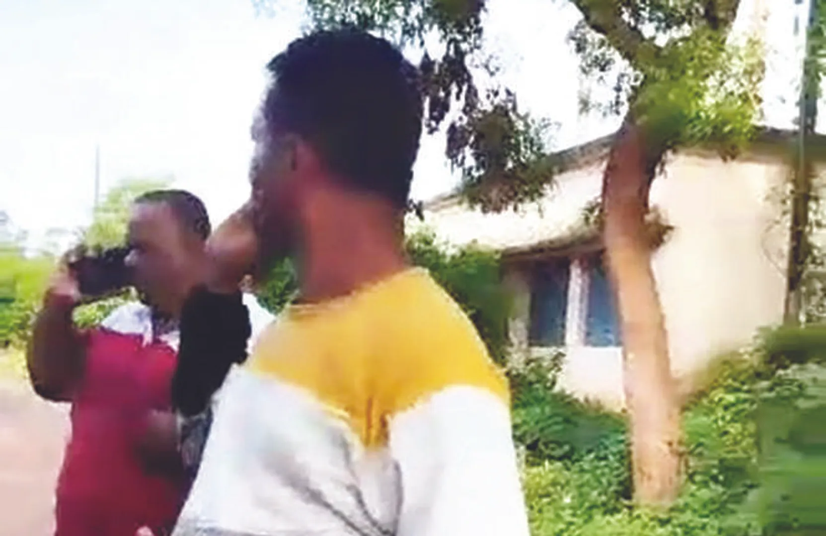 ଅଭିଯୁକ୍ତକୁ ଗିରଫ କରିବାକୁ ଯାଇ ମାଡ଼ ଖାଇଲା ପୁଲିସ