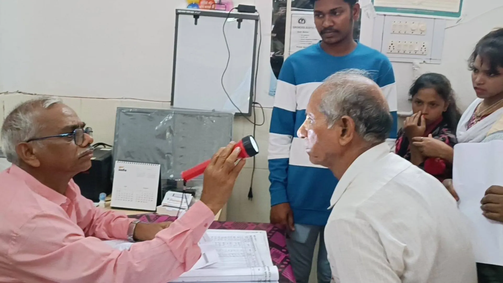 ବ୍ୟାପୁଛି ଆଖିଧରା ରୋଗ: ଡାକ୍ତରଖାନାରେ ରୋଗୀଙ୍କ ଭିଡ଼