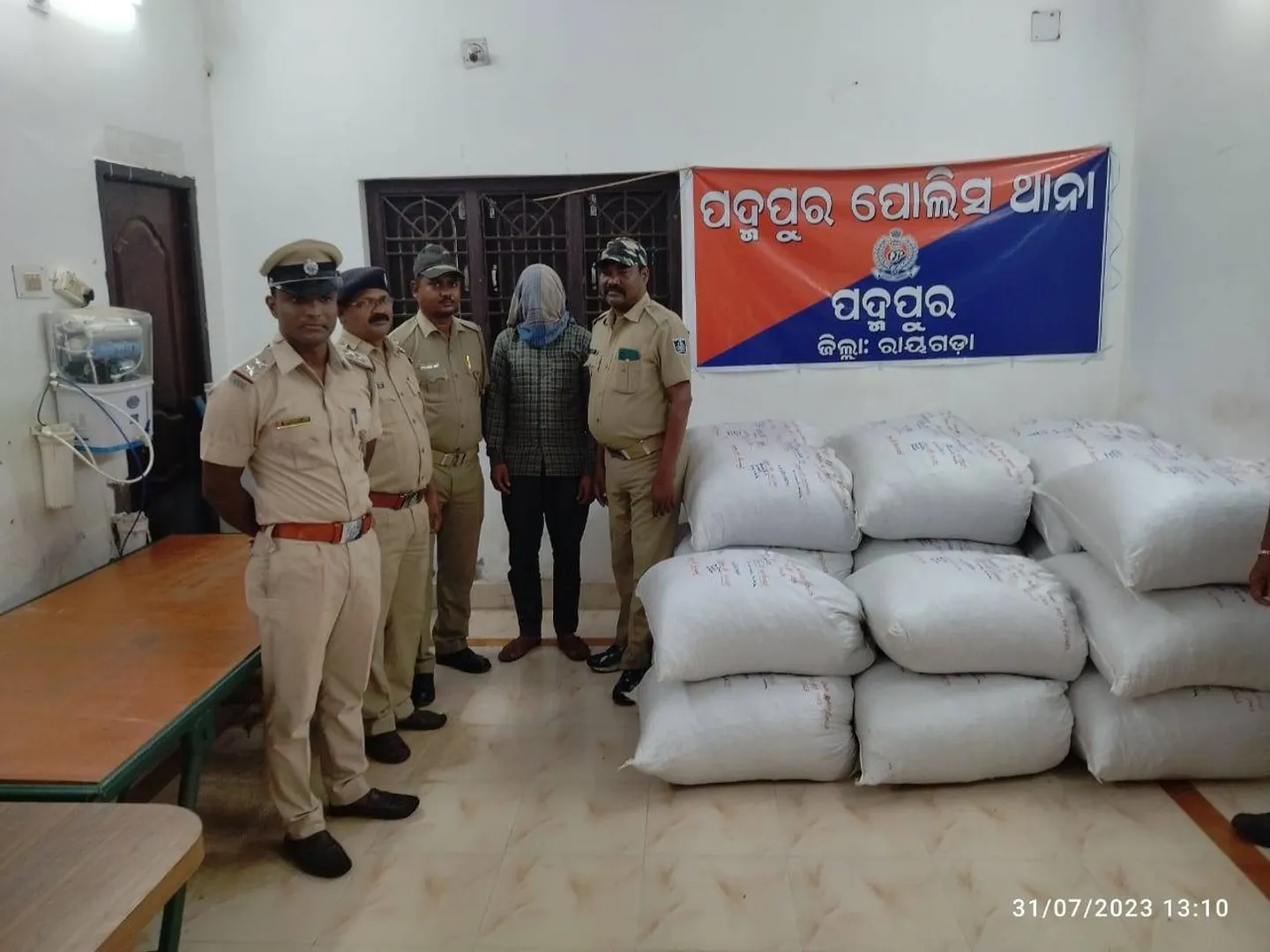 ଗାଈ ଚାରା ବୋଝେଇ ଟ୍ରକରୁ ୭୫୦ କିଲୋ ଗଂଜେଇ ଜବତ