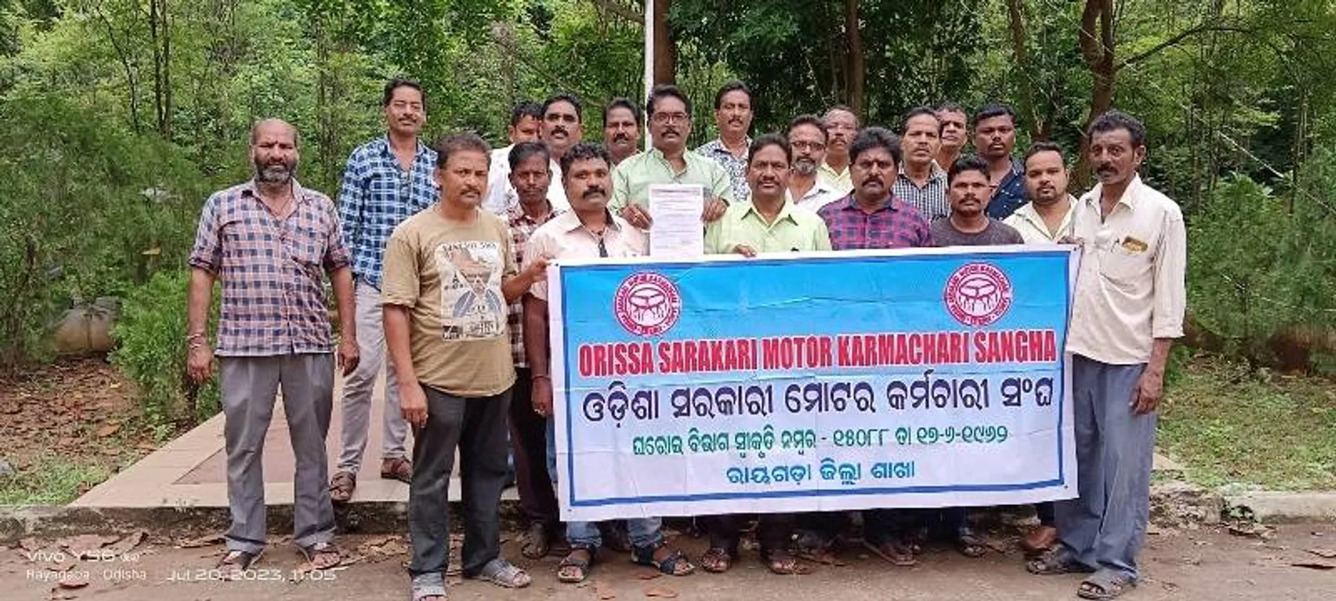 ଠିକା କର୍ମଚାରୀଙ୍କୁ ନିୟମିତ କରିବା ସହ ସରକାରଙ୍କ ସମସ୍ତ ସୁବିଧା ଯୋଗାଇ ଦେବା ପାଇଁ ଦାବିପତ୍ର ପ୍ରଦାନ