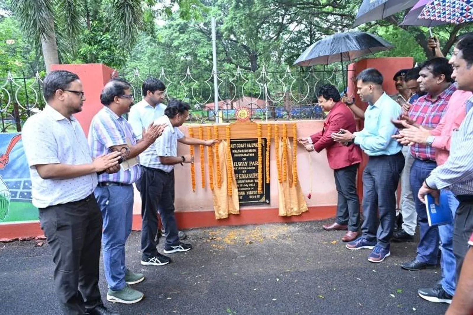 ରାୟଗଡା ଗସ୍ତ କରି ଶିଶୁ ଉଦ୍ୟାନକୁ ଉଦଘାଟନ କଲେ ରେଳ ବିଭାଗର ଡିଆରଏମ୍