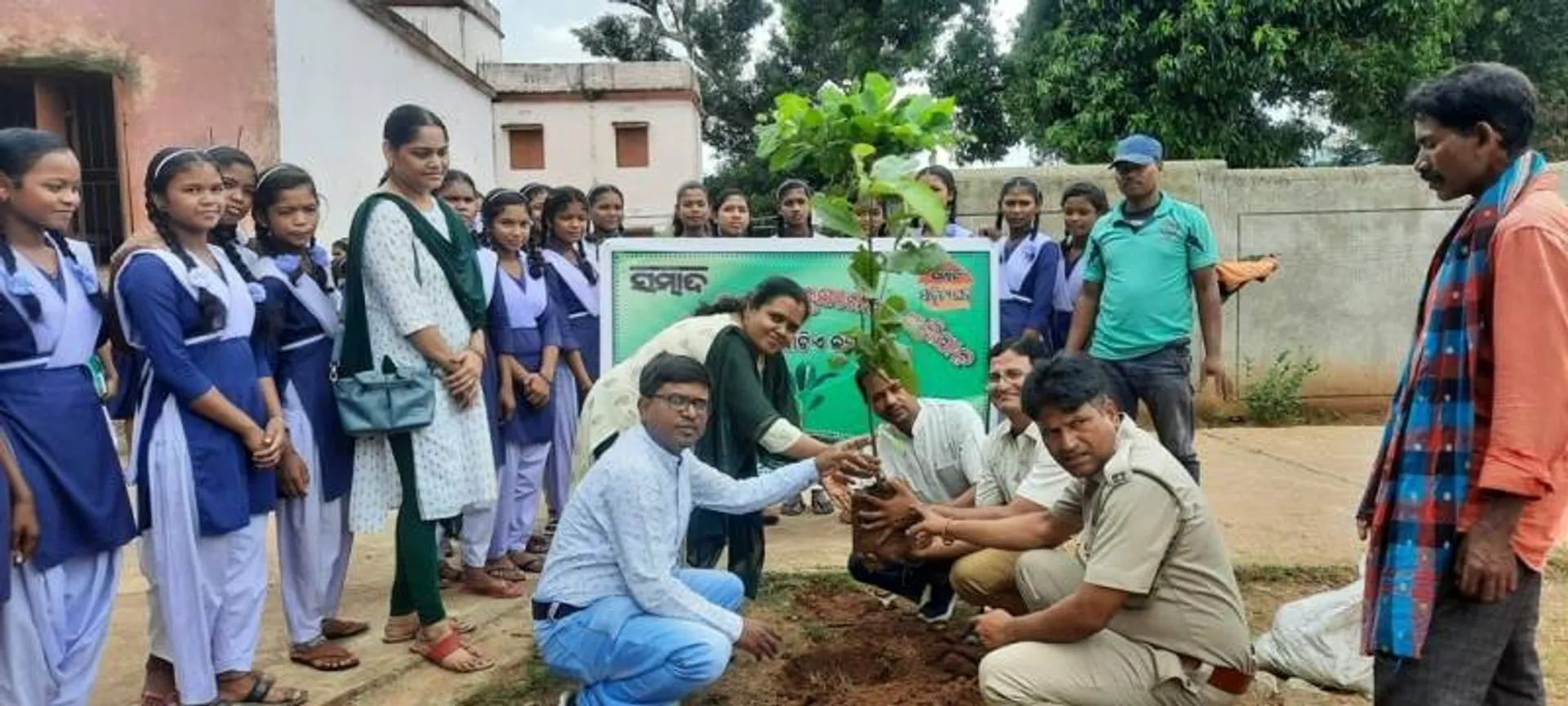 ସମ୍ବାଦ ସାହିତ୍ୟ ଘର ତରଫରୁ ଭାକୁରଗୁଡାରେ ବୃକ୍ଷରୋପଣ