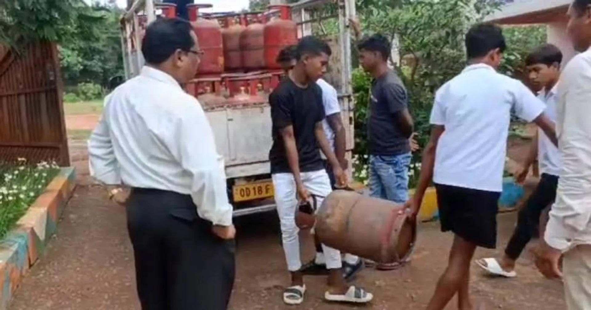 ଦରମା ଅଣ୍ଟୁନଥିବାରୁ ଠିକାଦାର ପାଲଟିଛନ୍ତି ଶିକ୍ଷକ, ପାଠ ପଢିବା ବଦଳରେ ପିଲା ସାଜିଛନ୍ତି ଶିଶୁ ଶ୍ରମିକ