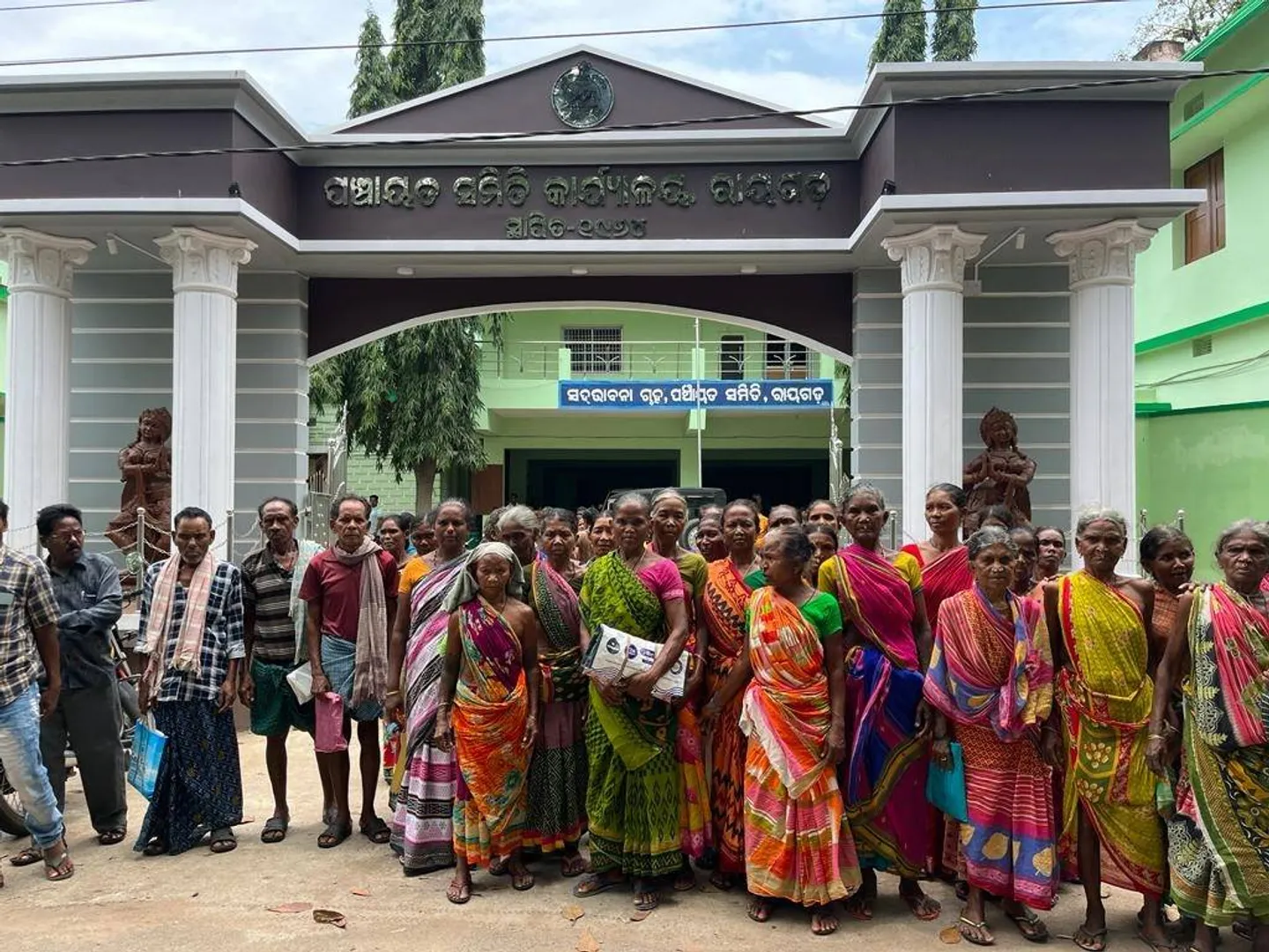 ୫ ମାସ ହେଲା ଭତ୍ତା ନପାଇ ବ୍ଲକ କାର୍ଯ୍ୟାଳୟ ଘେରାଉ କଲେ ହିତାଧିକାରୀ