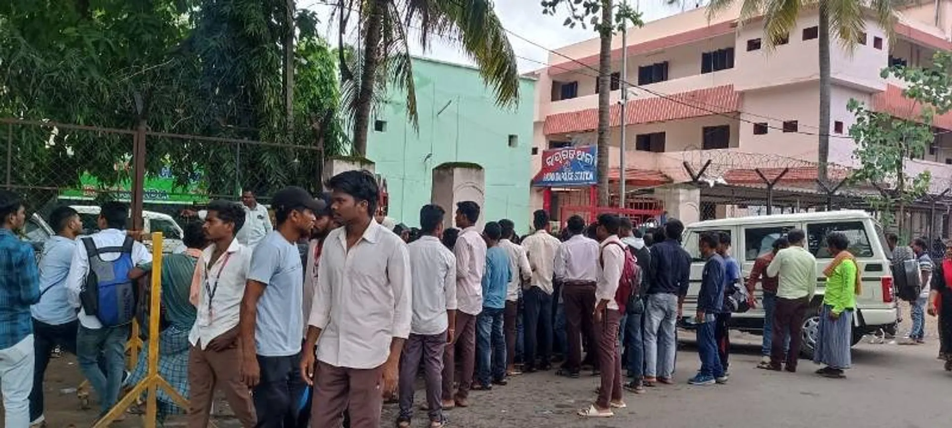 ସଡ଼କ ଦୁର୍ଘଟଣାରେ ୨ ଜଣଙ୍କର ମୃତ୍ୟୁ; କ୍ଷତିପୂରଣ ଦାବି କରି ଥାନା ଘେରିଲେ ଗ୍ରାମବାସୀ