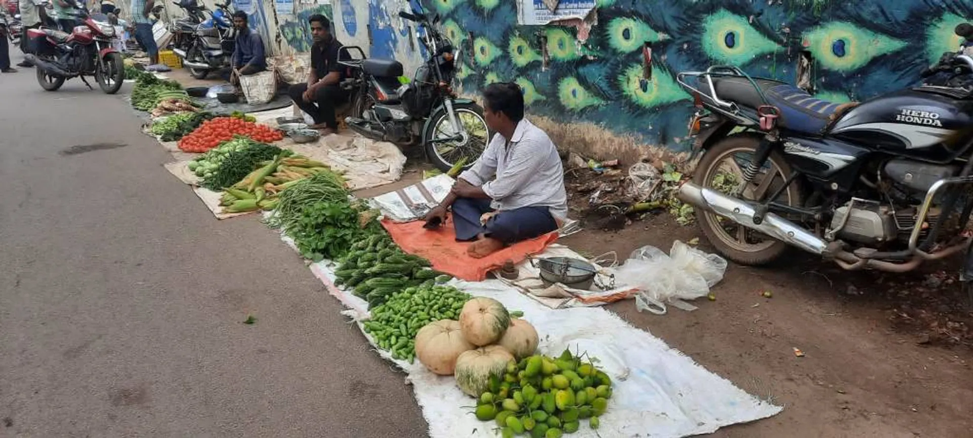ପରିବା ଦର ଶୁଣି ଗ୍ରାହକ ଛାନିଆ, ଟମାଟୋ ପାଖରୁ ଦୂରେଇ ଯାଉଛନ୍ତି ଖାଉଟି