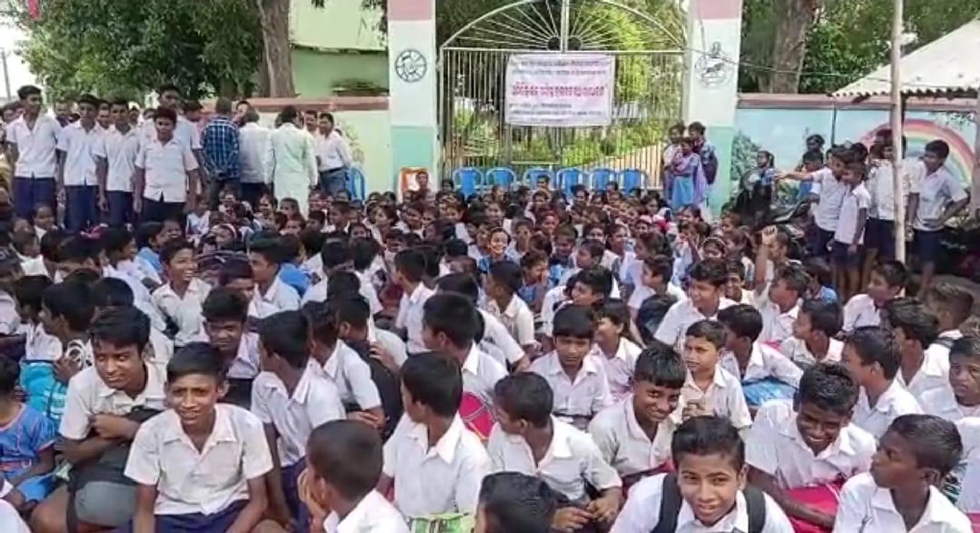 ସ୍କୁଲ ଚକାଚକ, ଶିକ୍ଷକ ସଙ୍କଟ: ଅଭିଭାବକ ପକାଇଦେଲେ ତାଲା