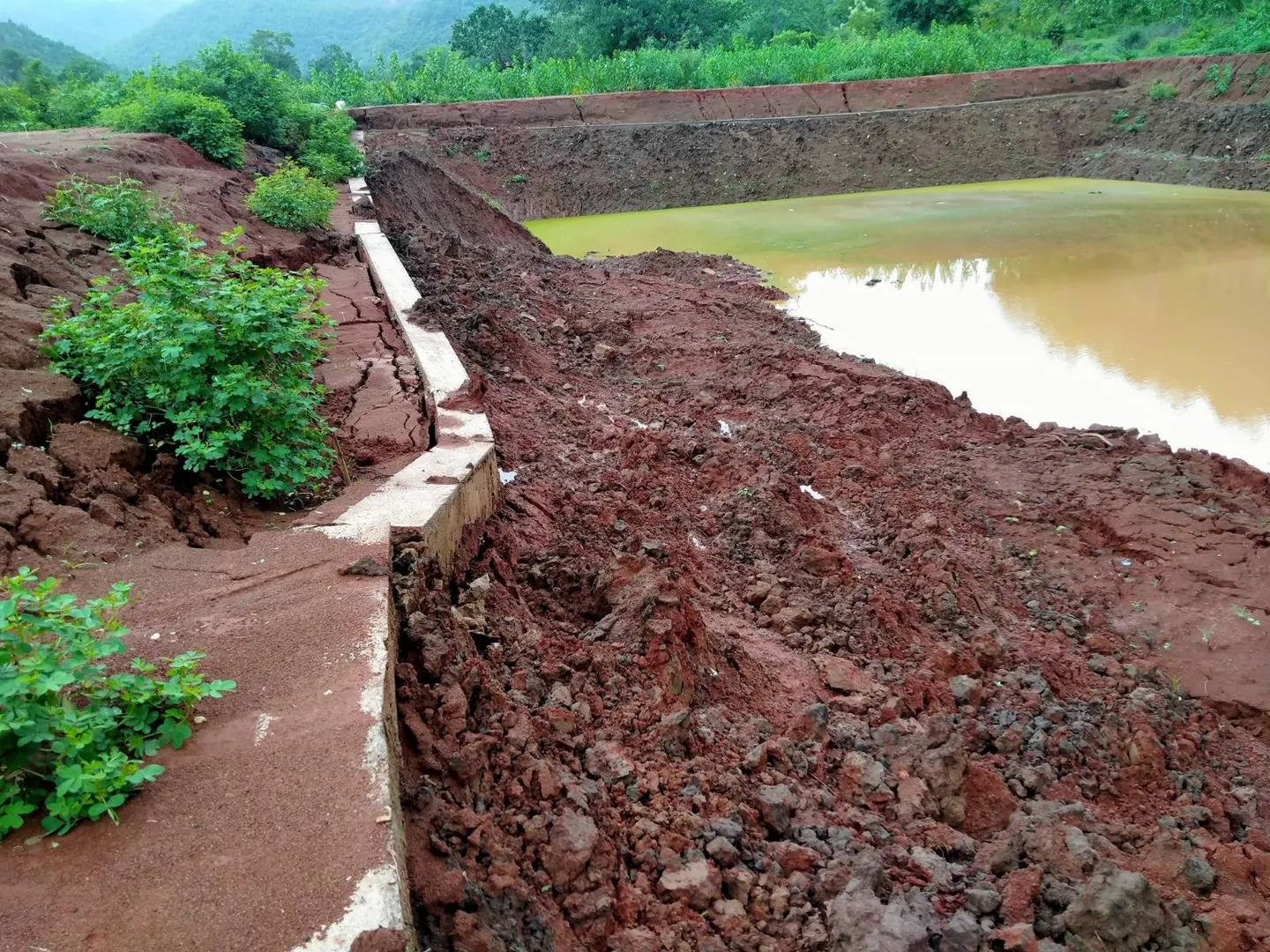 ବର୍ଷାରେ ପୋଖରୀ ପୁନରୁଦ୍ଧାର କରି ମନରେଗା ଯୋଜନାରେ ହରିଲୁଟ୍: ମାସେ ନବିତୁଣୁ ଭୁଶୁଡ଼ିଗଲା ପୋଖରୀର ଗାର୍ଡ଼ୱାଲ୍