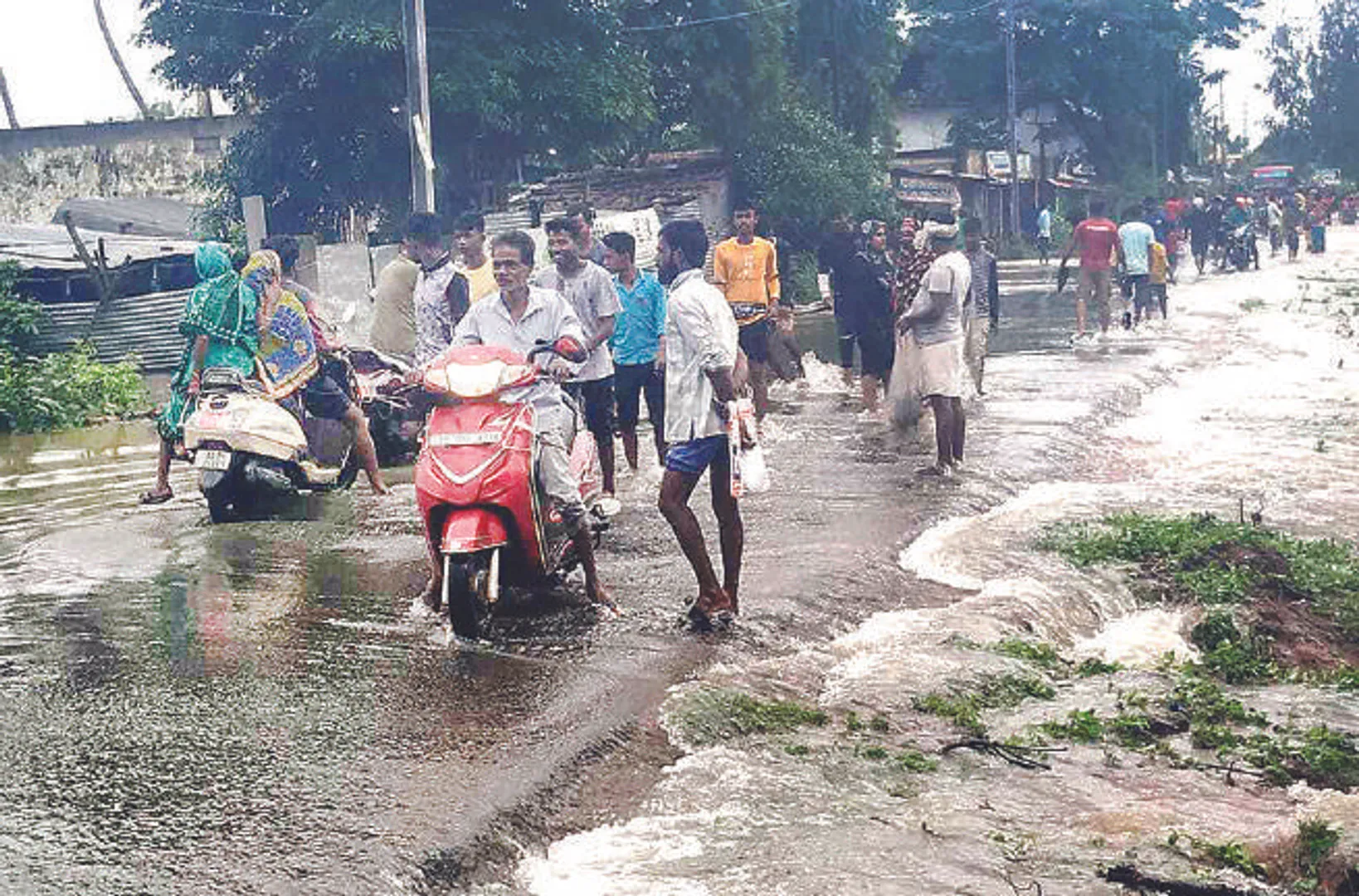ପାଣି ଆସୁଆସୁ ଭାଙ୍ଗିଲା ବନ୍ଧ: ରଘୁନାଥପୁର ଓ ବିରିଡ଼ି ବ୍ଲକ୍‌ର ୨୦ ଗାଁ, ୨୦୦ ହେକ୍ଟର୍‌ ଚାଷଜମି ପ୍ରଭାବିତ