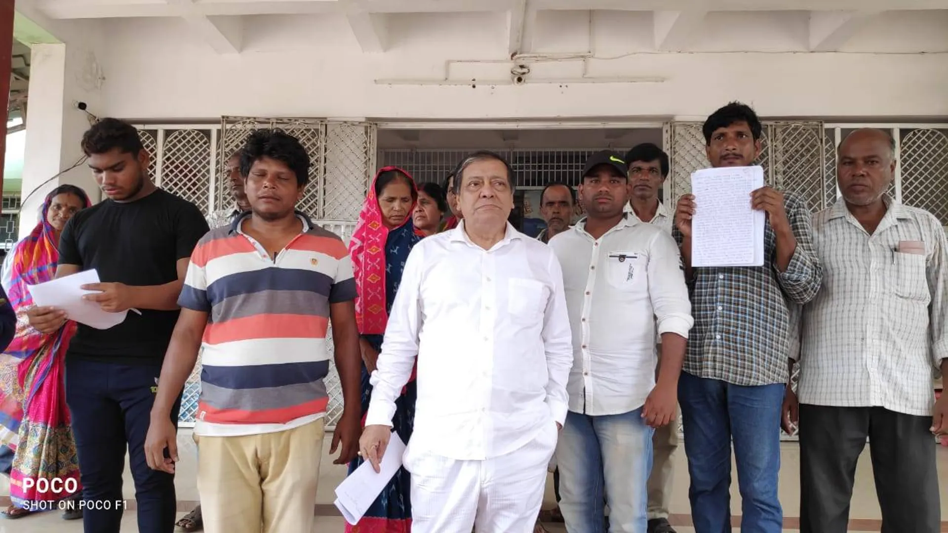 ଚାଷଜମିକୁ ଯାଉଥିବା ସର୍ବସାଧାରଣ ରାସ୍ତାରେ ନିର୍ମାଣ ଅଭିଯୋଗ