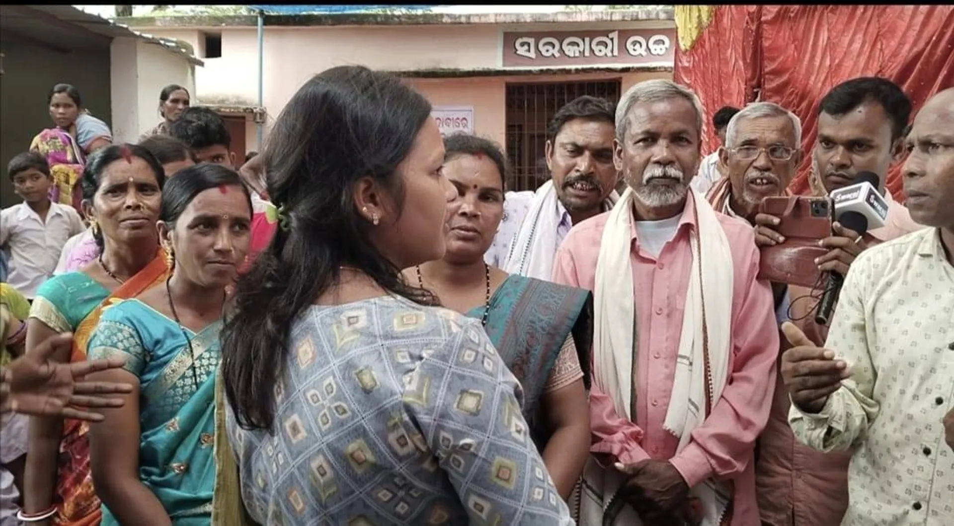 ସ୍କୁଲରେ ପାଠ ପଢ଼ାଉଛନ୍ତି ଜଣେ ଶିକ୍ଷକ; ଆନ୍ଦୋଳନକୁ ଓହ୍ଲାଇଲେ ଗ୍ରାମବାସୀ, ଏବିଇଓ ଅଟକ