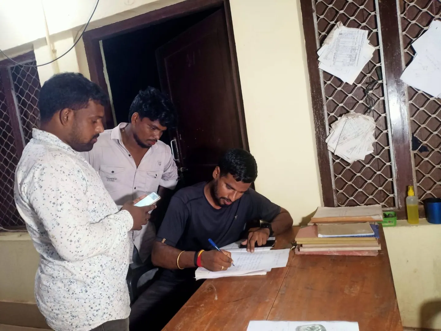 ଆନ୍ଧ୍ର ମତ୍ସ୍ୟଜୀବୀଙ୍କ କବଜାରେ ସାନ ଆର୍ଯ୍ୟପଲ୍ଲୀ ଗ୍ରାମର ୫ଜଣ ମତ୍ସ୍ୟଜୀବୀ