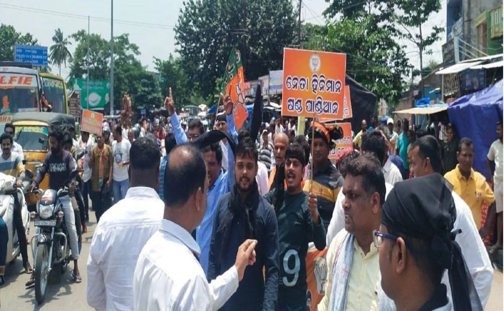 ୫-ଟି ସଚିବଙ୍କ ଗସ୍ତକୁ ବିରୋଧ: ବିଜେପି-ବିଜେଡି ମୁହାଁମୁହିଁ, ପୁଲିସ ସହ ଧସ୍ତାଧସ୍ତି