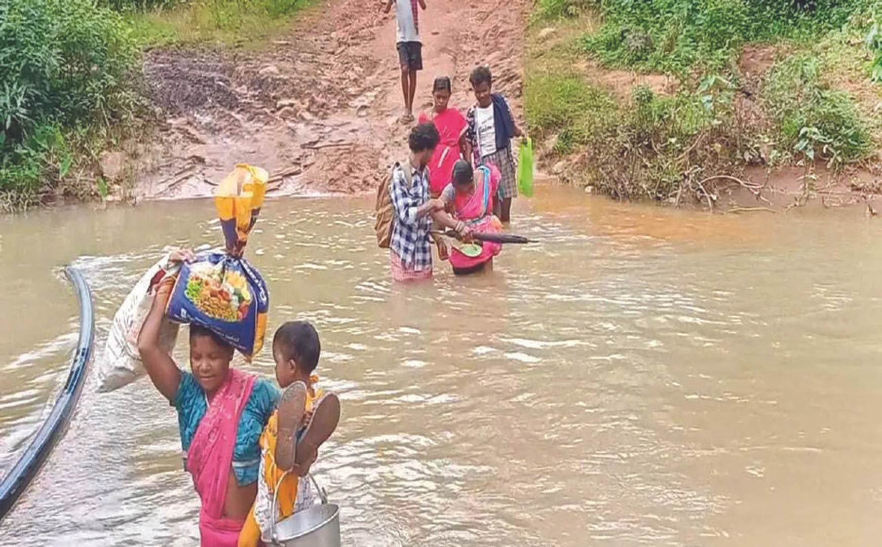 ଜନନୀ ଯନ୍ତ୍ରଣା: ଦୁଇ କିମି ଚାଲିଲେ, ୩ ନାଳ ପାର ହେଲେ ଦୁଇ ଗର୍ଭବତୀ