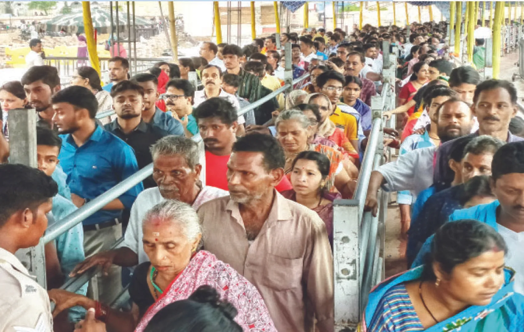 ଛୁଟିଦିନରେ ମାଡ଼ିଆସିଲେ ଭକ୍ତ: ଦର୍ଶନ ପାଇଁ ସିଂହଦ୍ବାରରେ ଲମ୍ବାଧାଡ଼ି