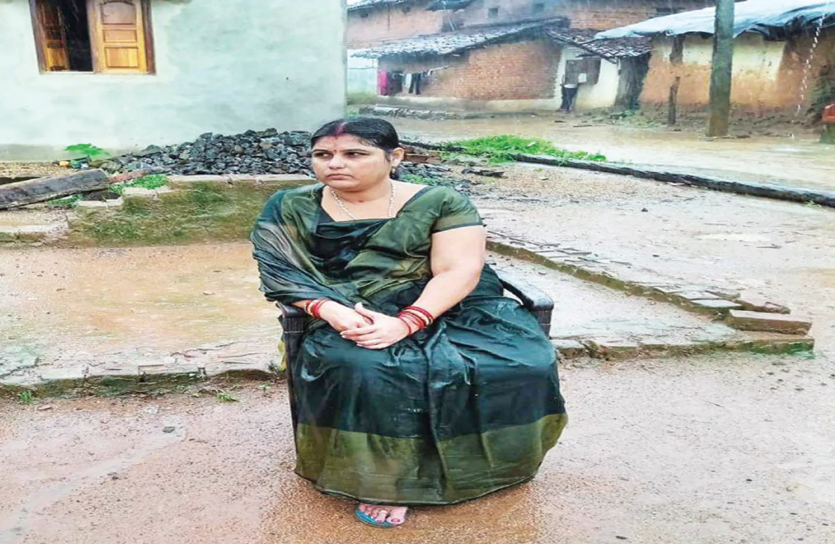 ଅଭିଯୋଗ ପରେ ବି ଲୋକଙ୍କୁ ମିଳୁନି ପଲିଥିନ୍‌: ବର୍ଷାରେ ଭିଜି ଧାରଣା ଦେଲେ ଜିଲ୍ଲା ପରିଷଦ ସଭ୍ୟା