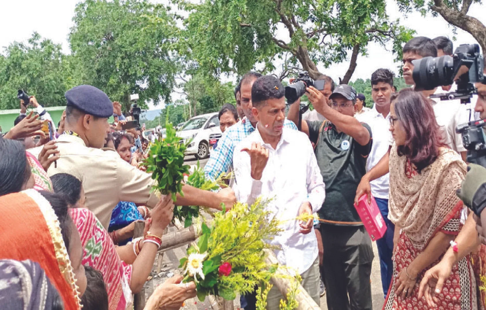 ୫-ଟି ସଚିବ ଭି.କେ ପାଣ୍ଡିଆନଙ୍କ ଝାରସୁଗୁଡ଼ା ଗସ୍ତ: ମନ୍ଦିର ବୁଲିଲେ, ଅଭିଯୋଗ ଶୁଣିଲେ