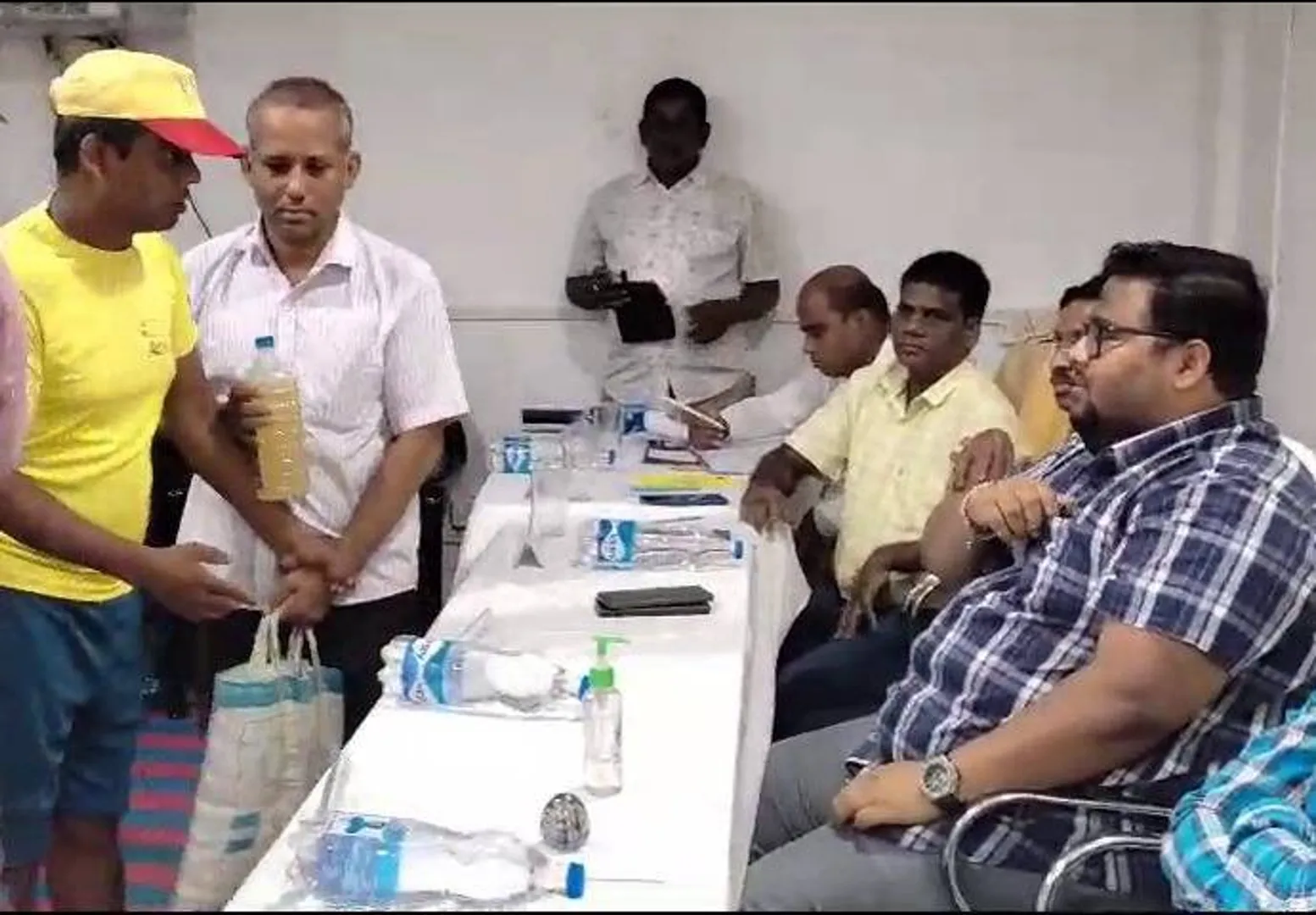 ଜିଲ୍ଲାପାଳଙ୍କ ପାଖରେ ଦିବ୍ୟାଙ୍ଗ ଯୁବକଙ୍କ ଗୁହାରି; ‘ଝିଅ ରାଜି ହେଉନାହାନ୍ତି, ଆପଣ ଖୋଜିଦିଅନ୍ତୁ’